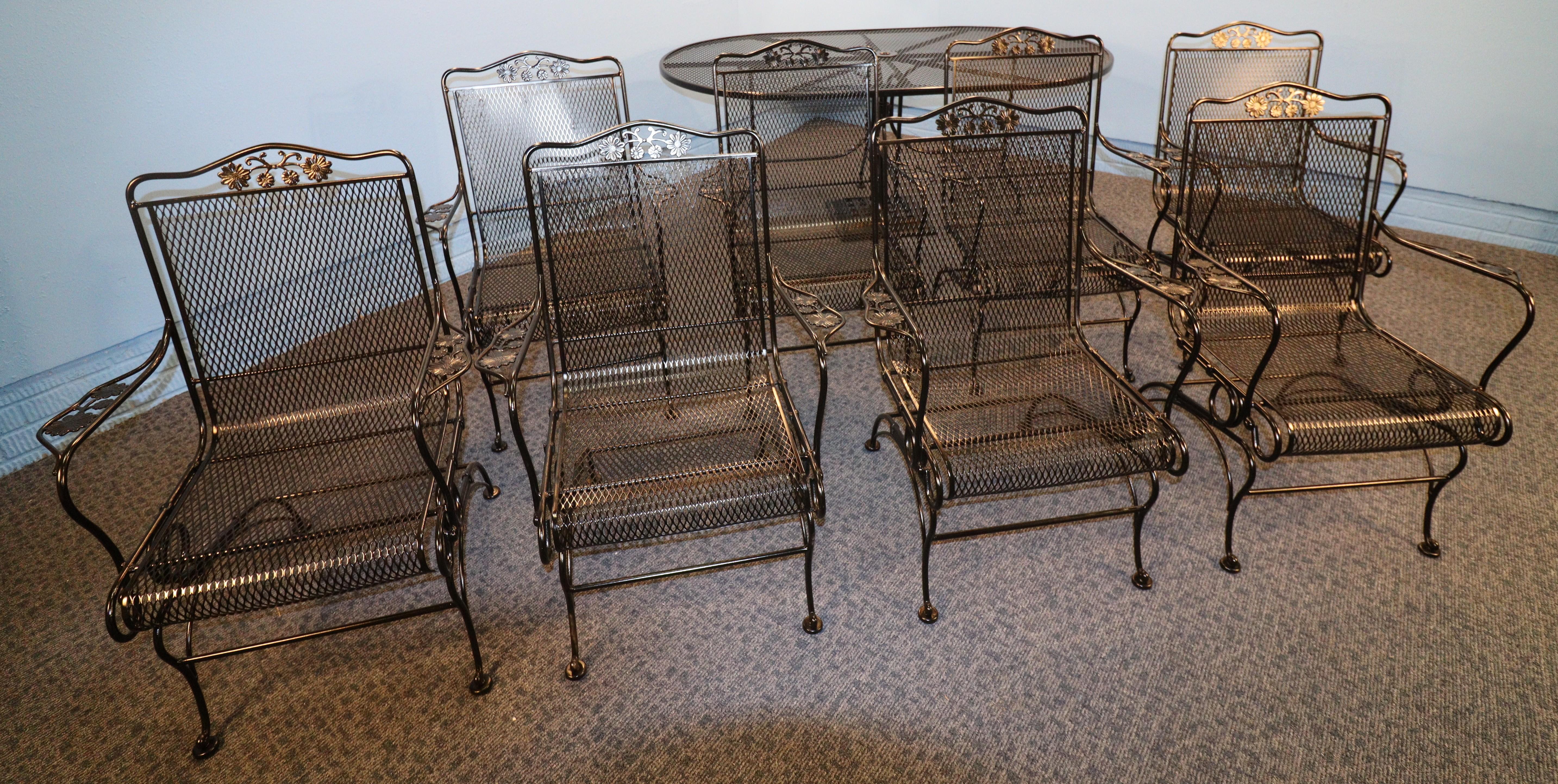 Set da pranzo per esterni con otto sedie in ferro battuto di Russell Woodard in vendita 10