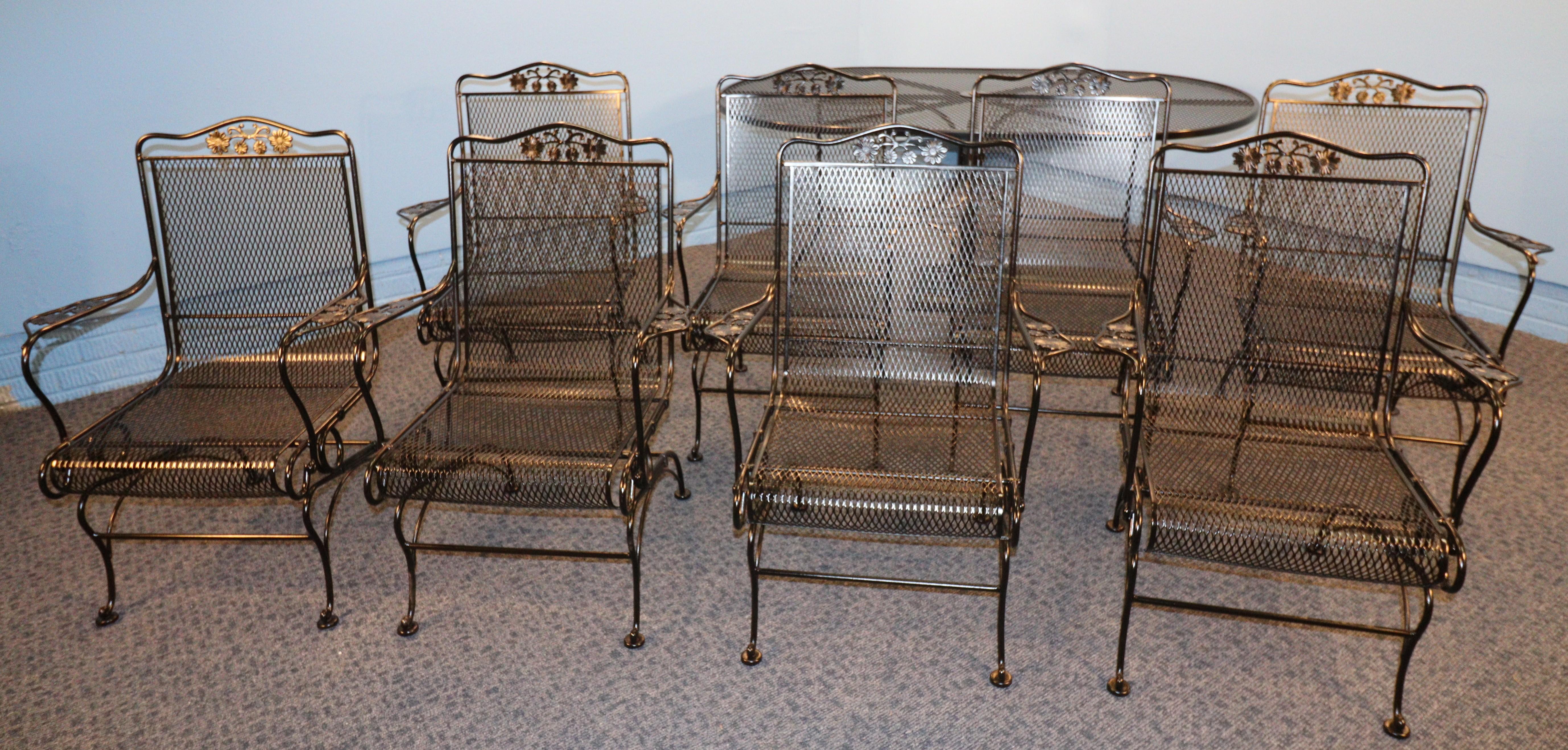 Set da pranzo per esterni con otto sedie in ferro battuto di Russell Woodard in vendita 11