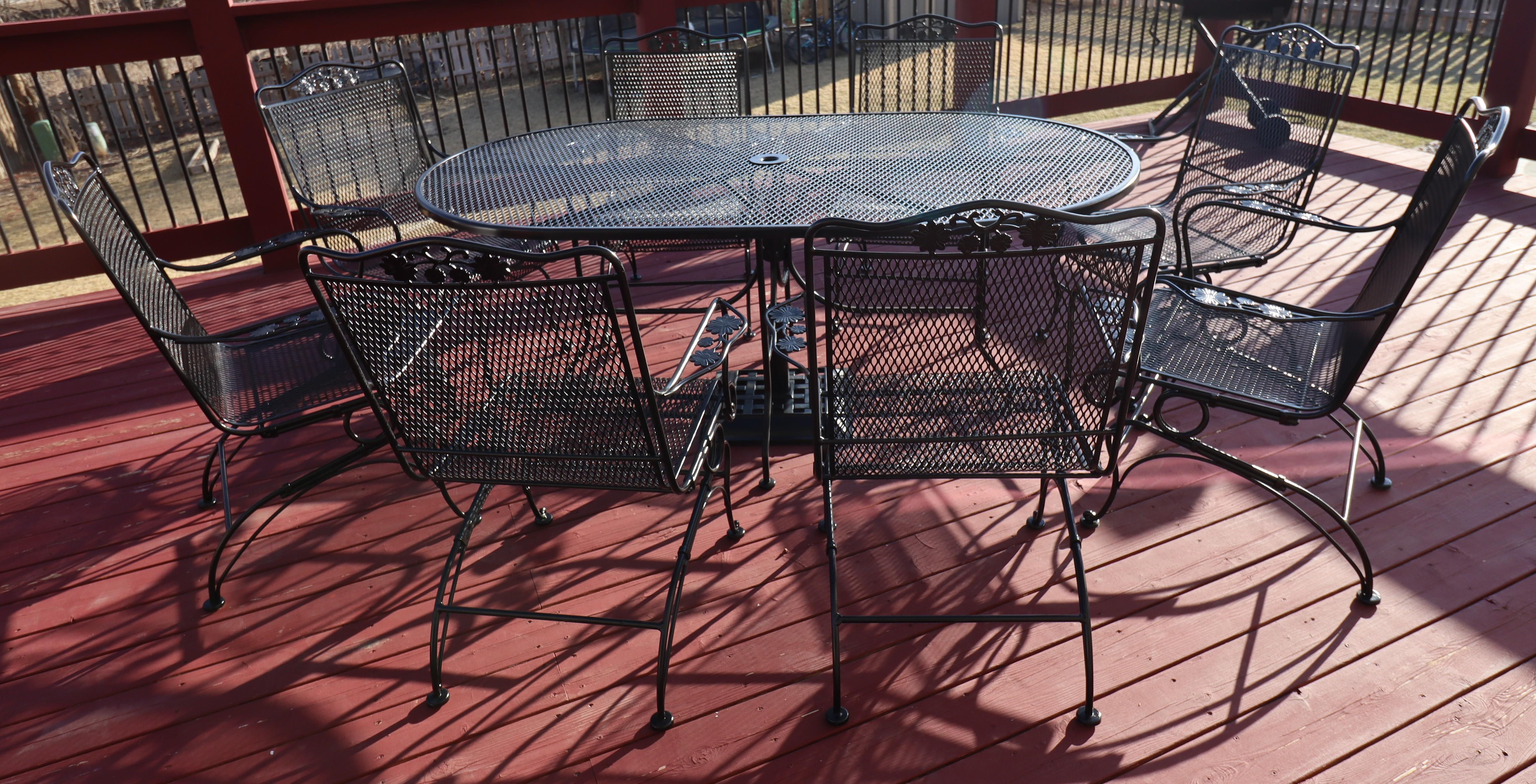 Ensemble de patio familial huit chaises en fer forgé Russell Woodard avec porte-parapluie en vente 2