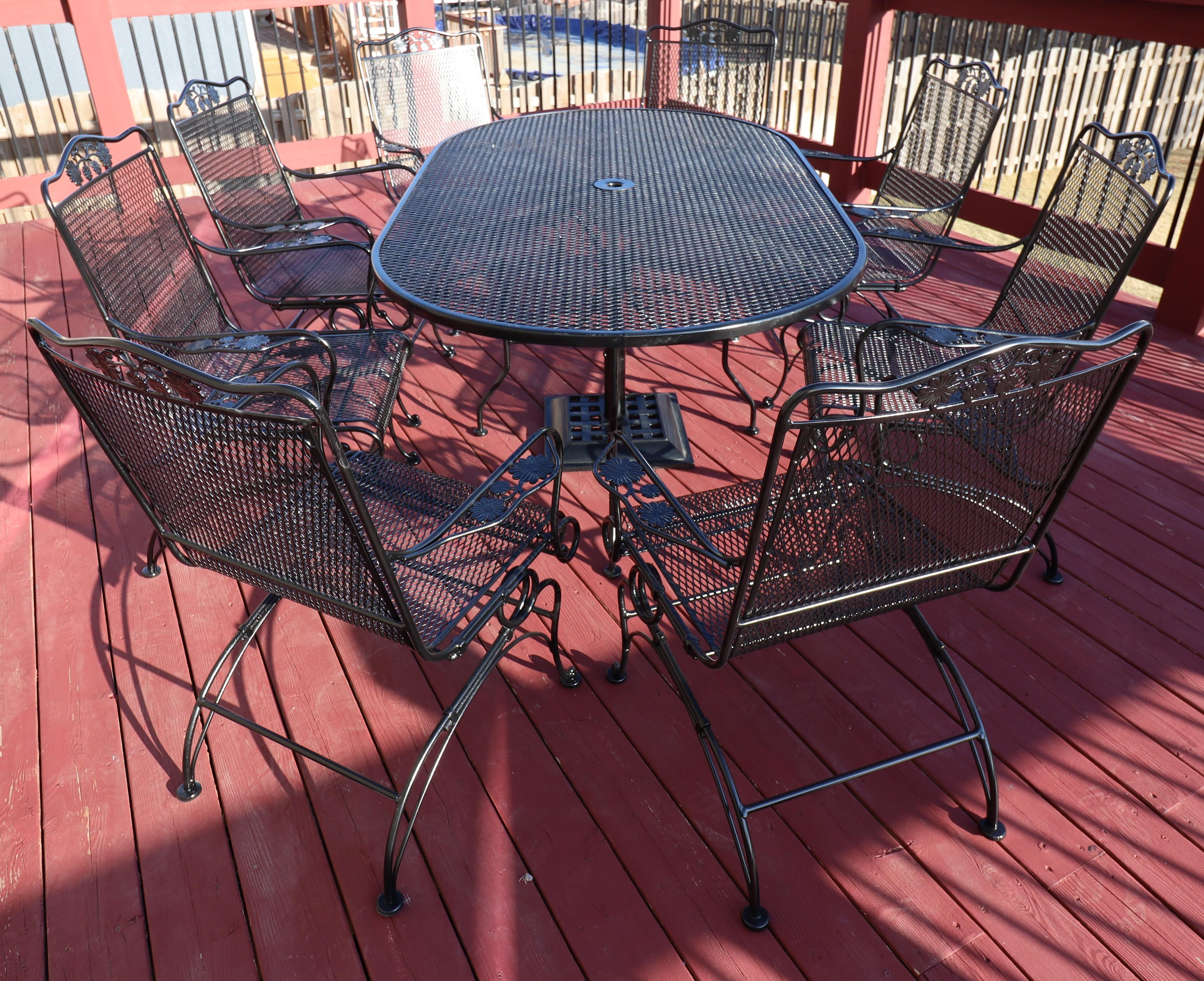 Russell Woodard Wrought Iron Eight Chair Family Patio Set with umbrella stand in vendita 5