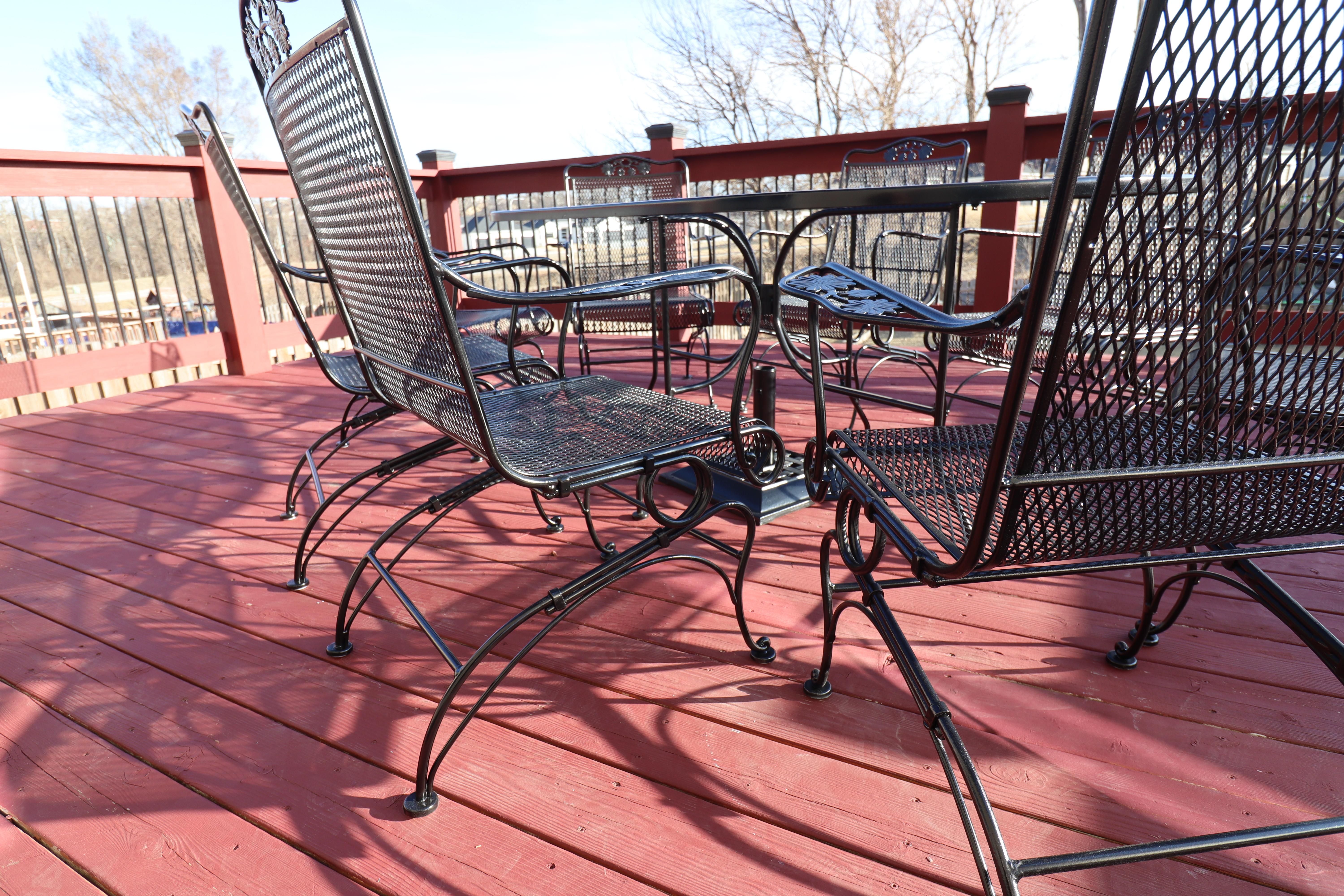 Russell Woodard Wrought Iron Eight Chair Family Patio Set with umbrella stand in vendita 6