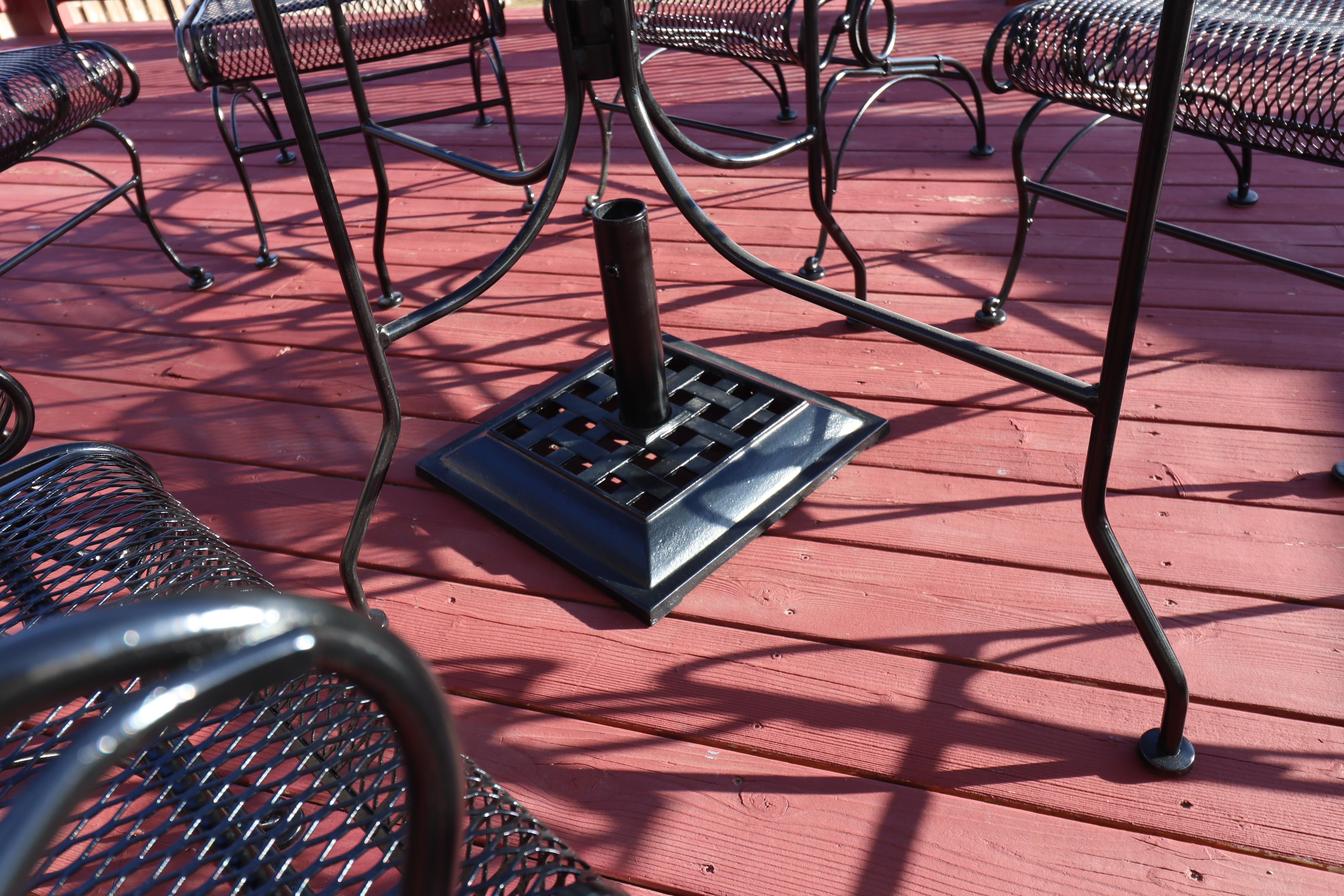 Russell Woodard Wrought Iron Eight Chair Family Patio Set with umbrella stand in vendita 7