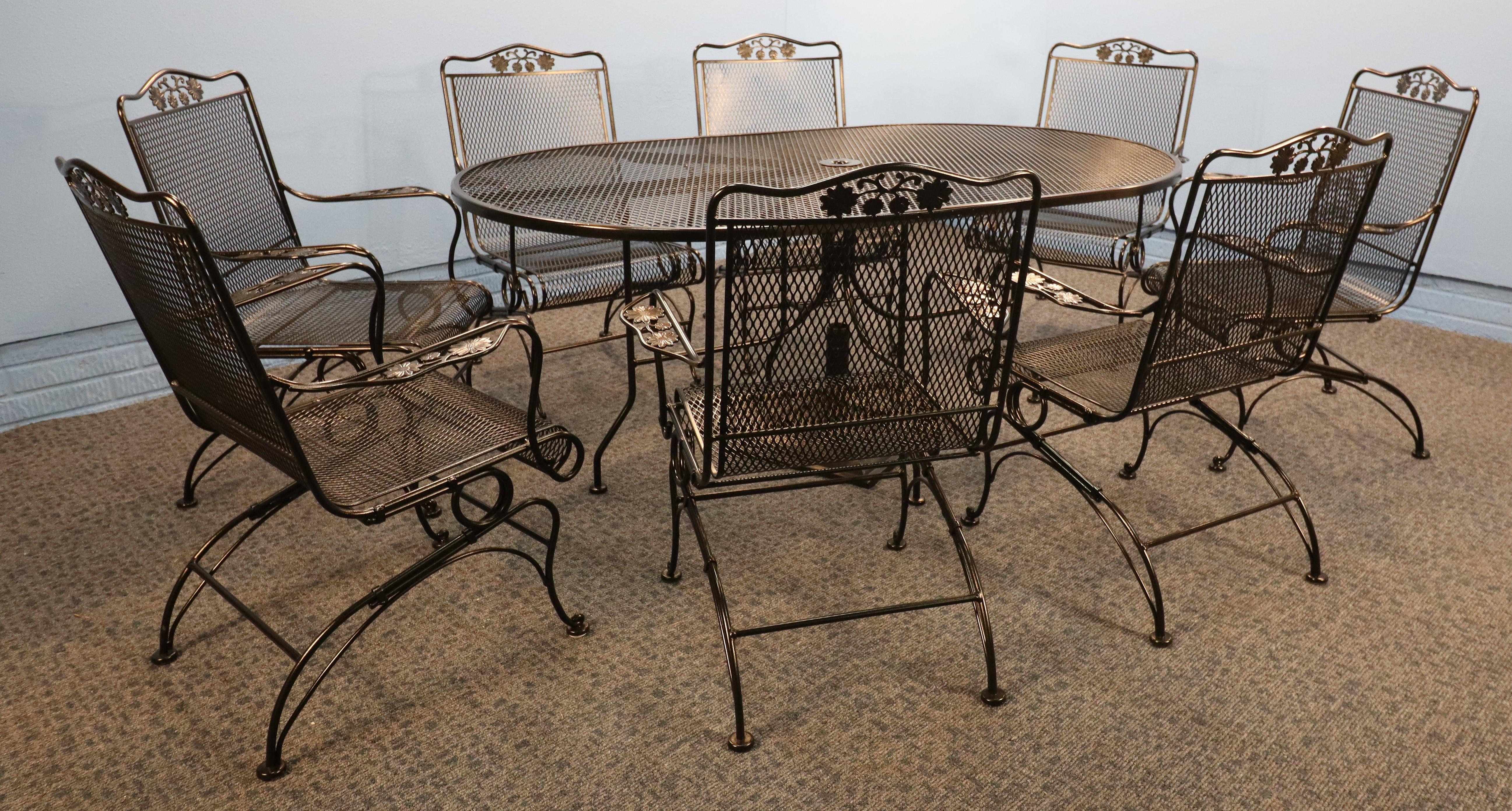 Russell Woodard Wrought Iron Eight Chair Family Patio Set with umbrella stand in vendita 9