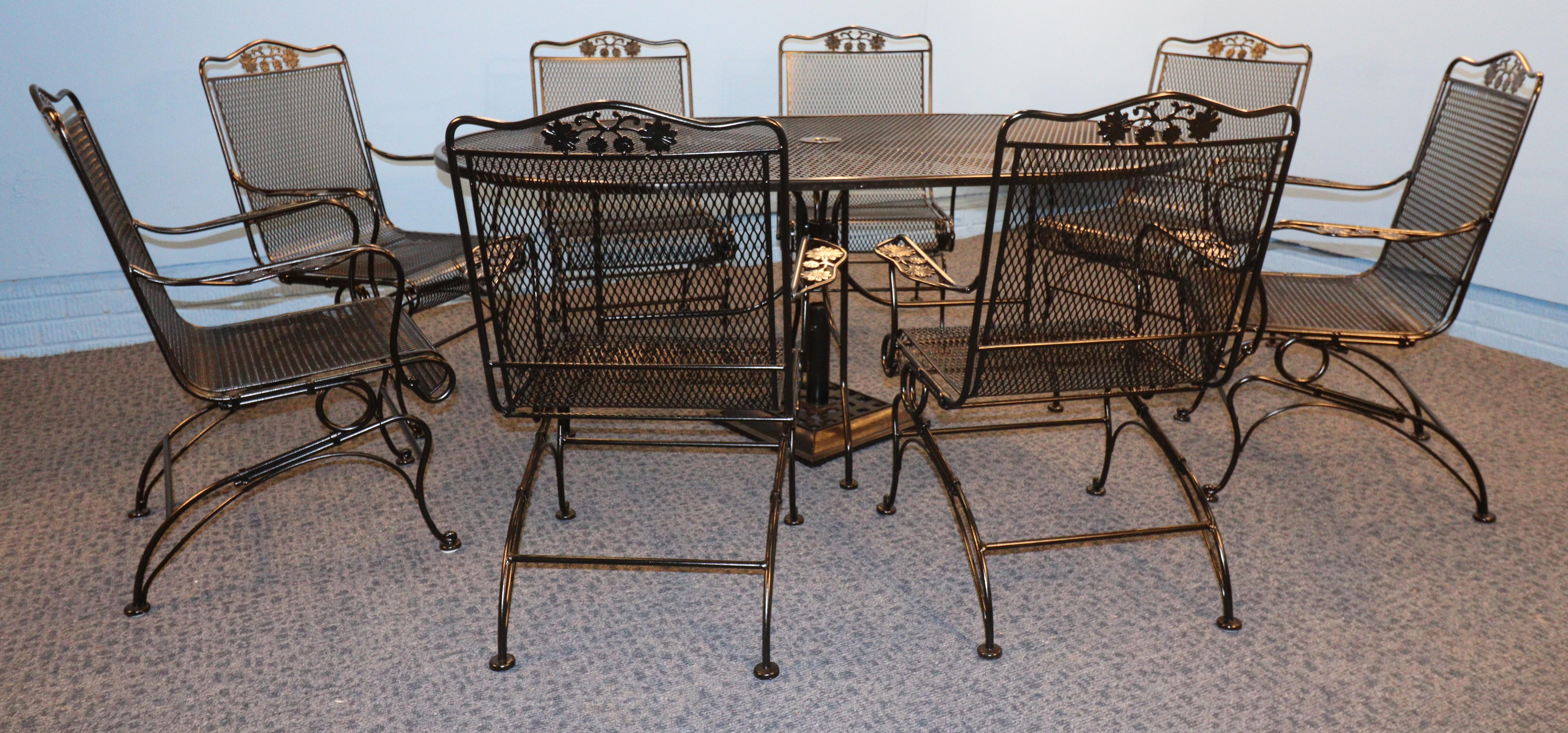 Russell Woodard Wrought Iron Eight Chair Family Patio Set with umbrella stand in vendita 10