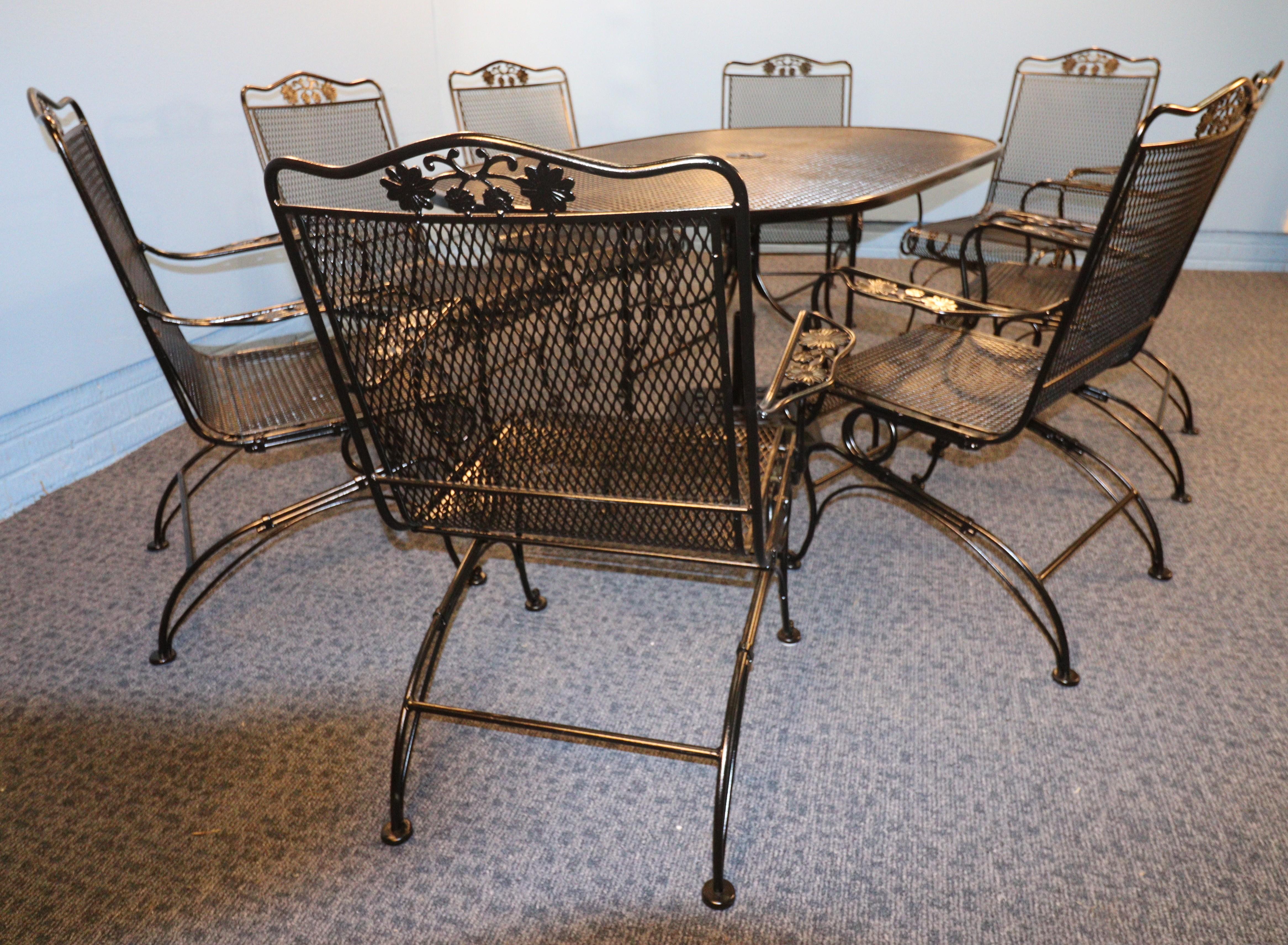 Russell Woodard Wrought Iron Eight Chair Family Patio Set with umbrella stand in vendita 11
