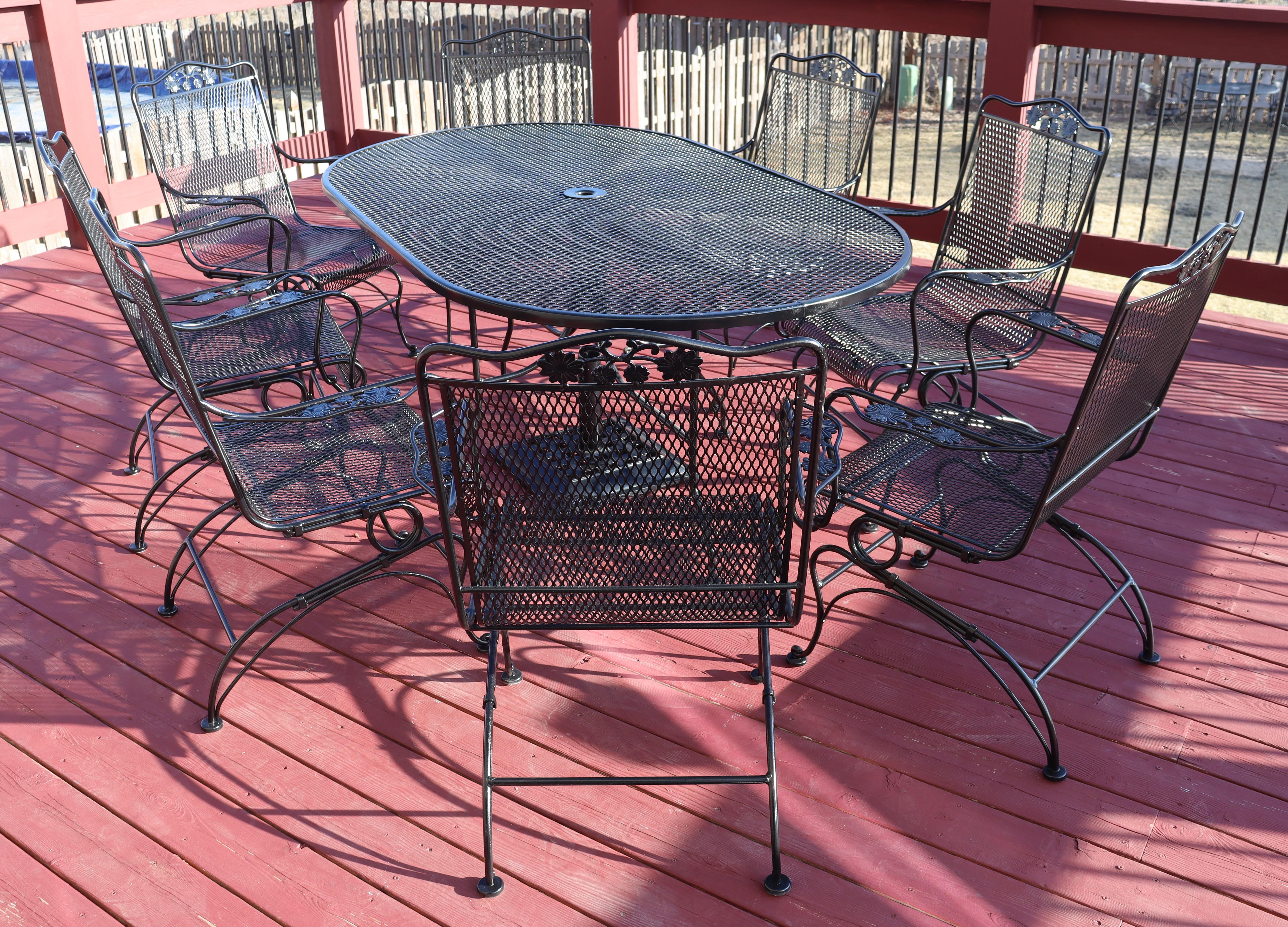 Saldato Russell Woodard Wrought Iron Eight Chair Family Patio Set with umbrella stand in vendita