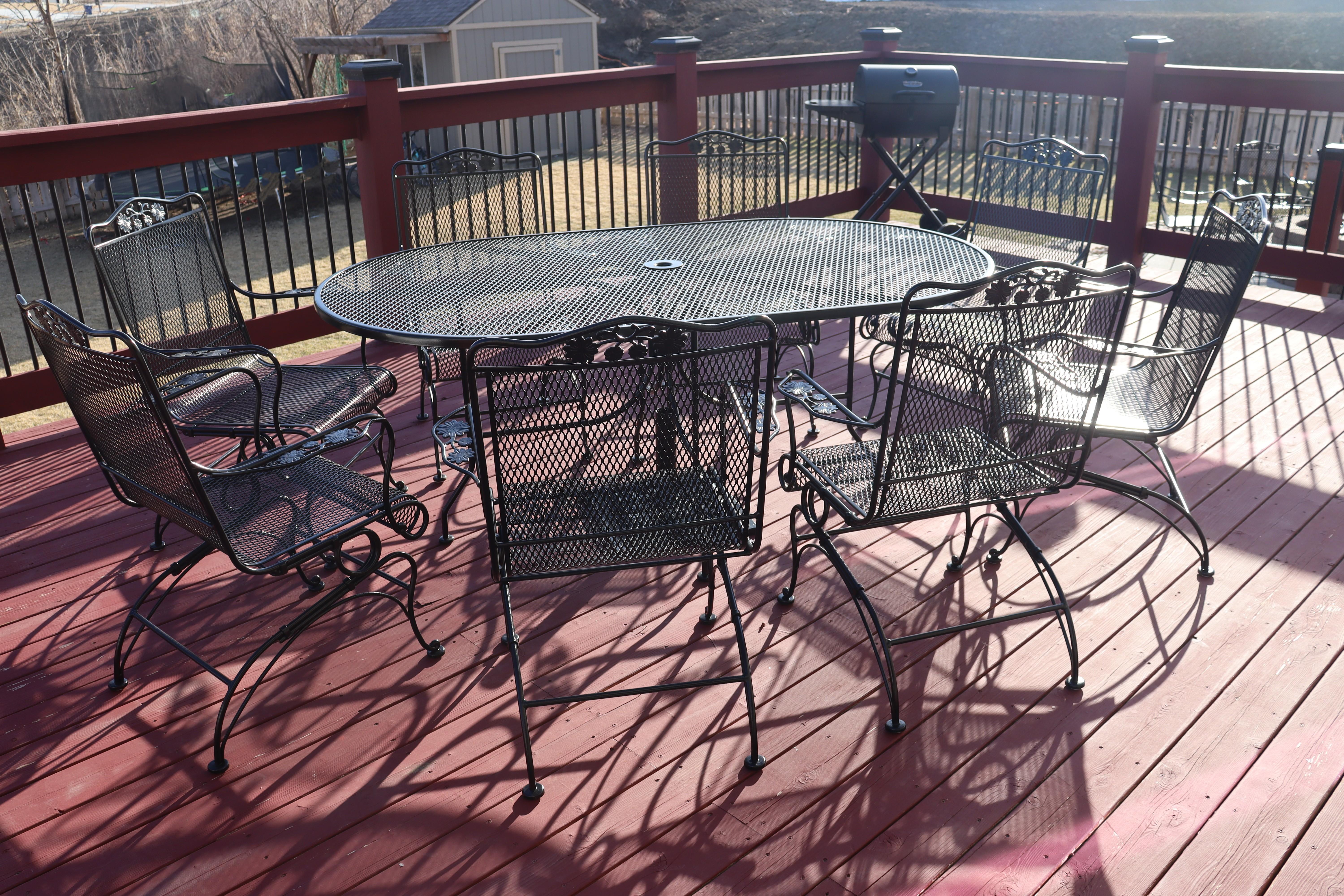 Russell Woodard Wrought Iron Eight Chair Family Patio Set with umbrella stand In condizioni buone in vendita a Omaha, NE