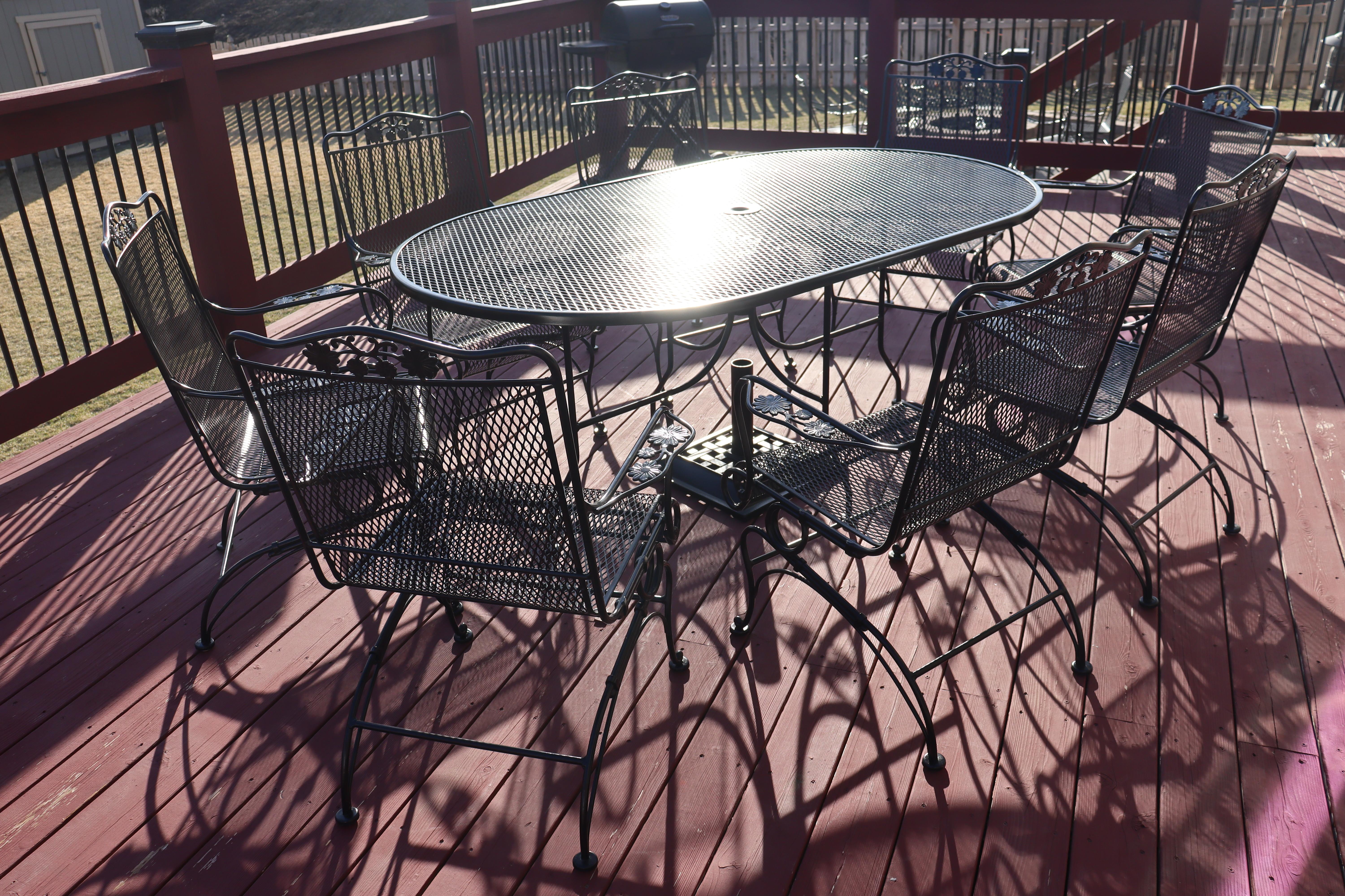 Fine XX secolo Russell Woodard Wrought Iron Eight Chair Family Patio Set with umbrella stand in vendita
