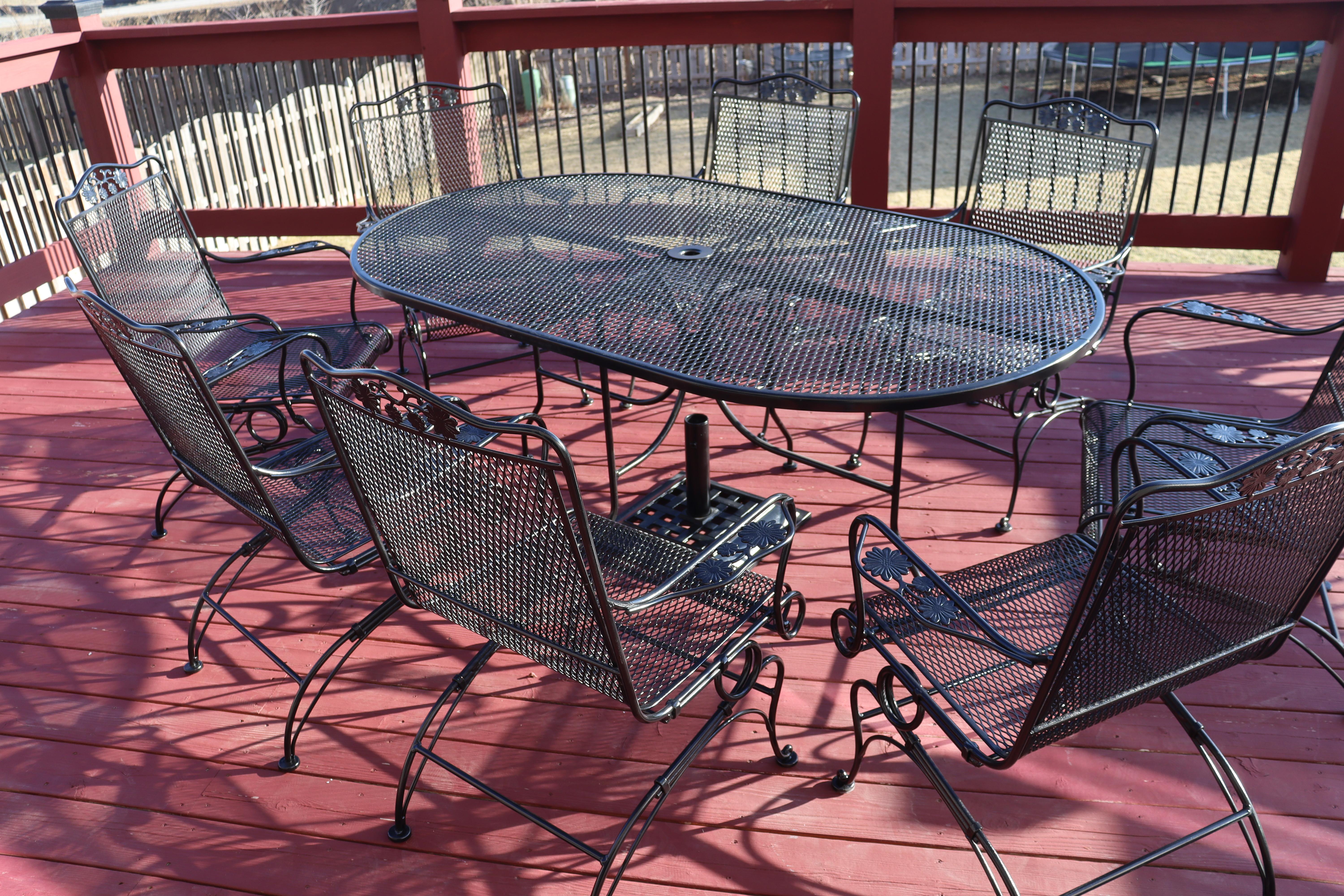 Ferro battuto Russell Woodard Wrought Iron Eight Chair Family Patio Set with umbrella stand in vendita