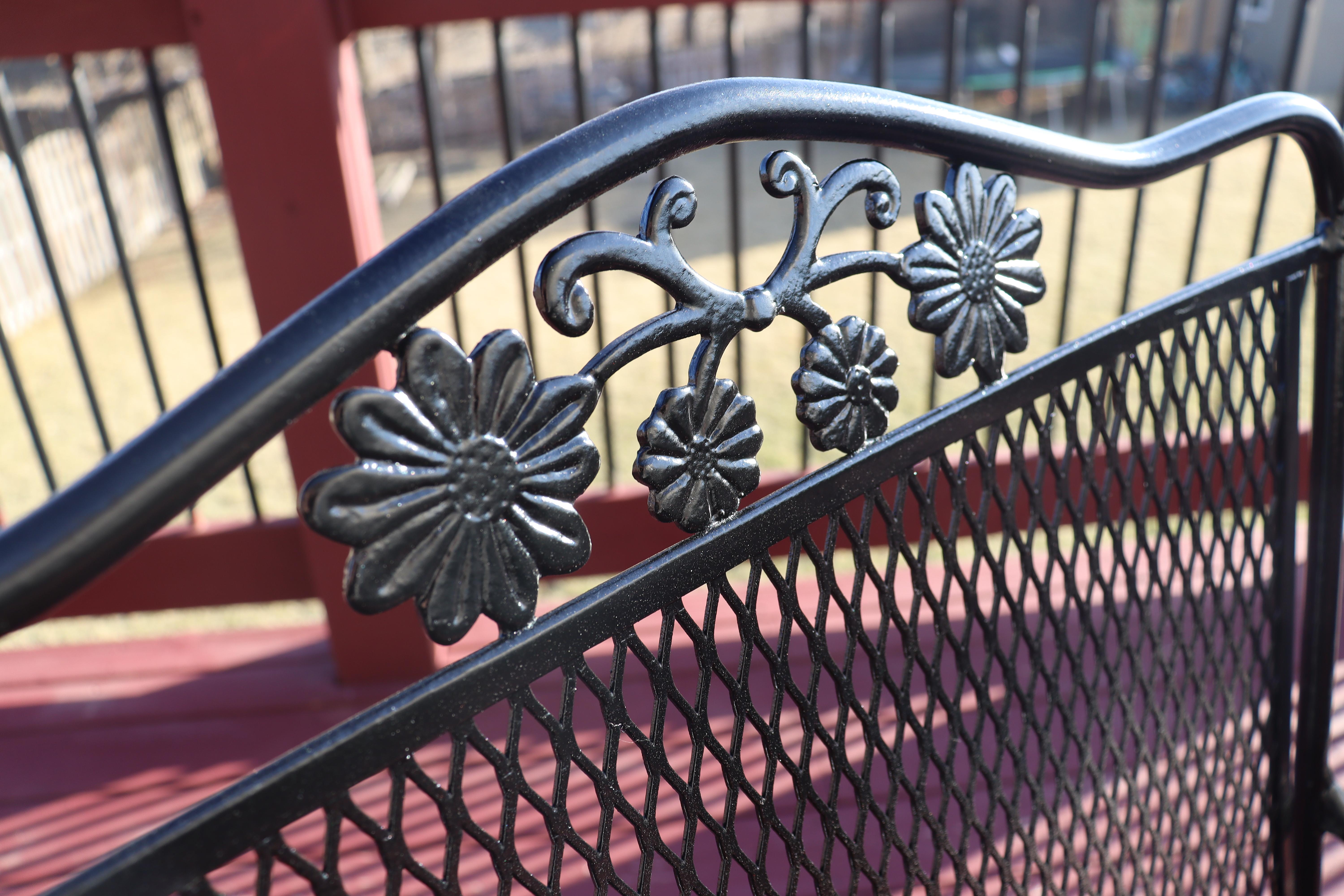 Russell Woodard Wrought Iron Eight Chair Family Patio Set with umbrella stand in vendita 1