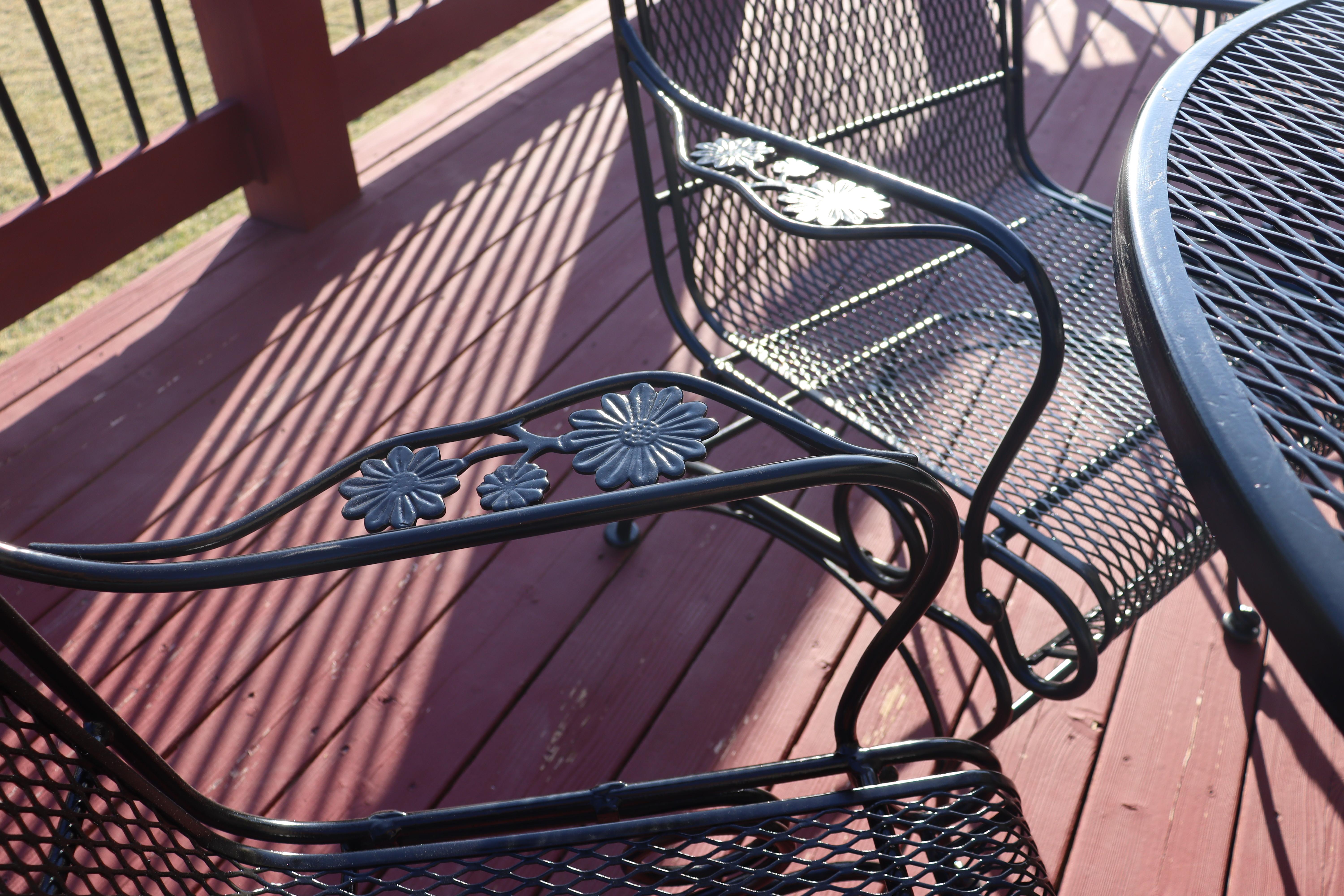 Russell Woodard Wrought Iron Eight Chair Family Patio Set with umbrella stand in vendita 2
