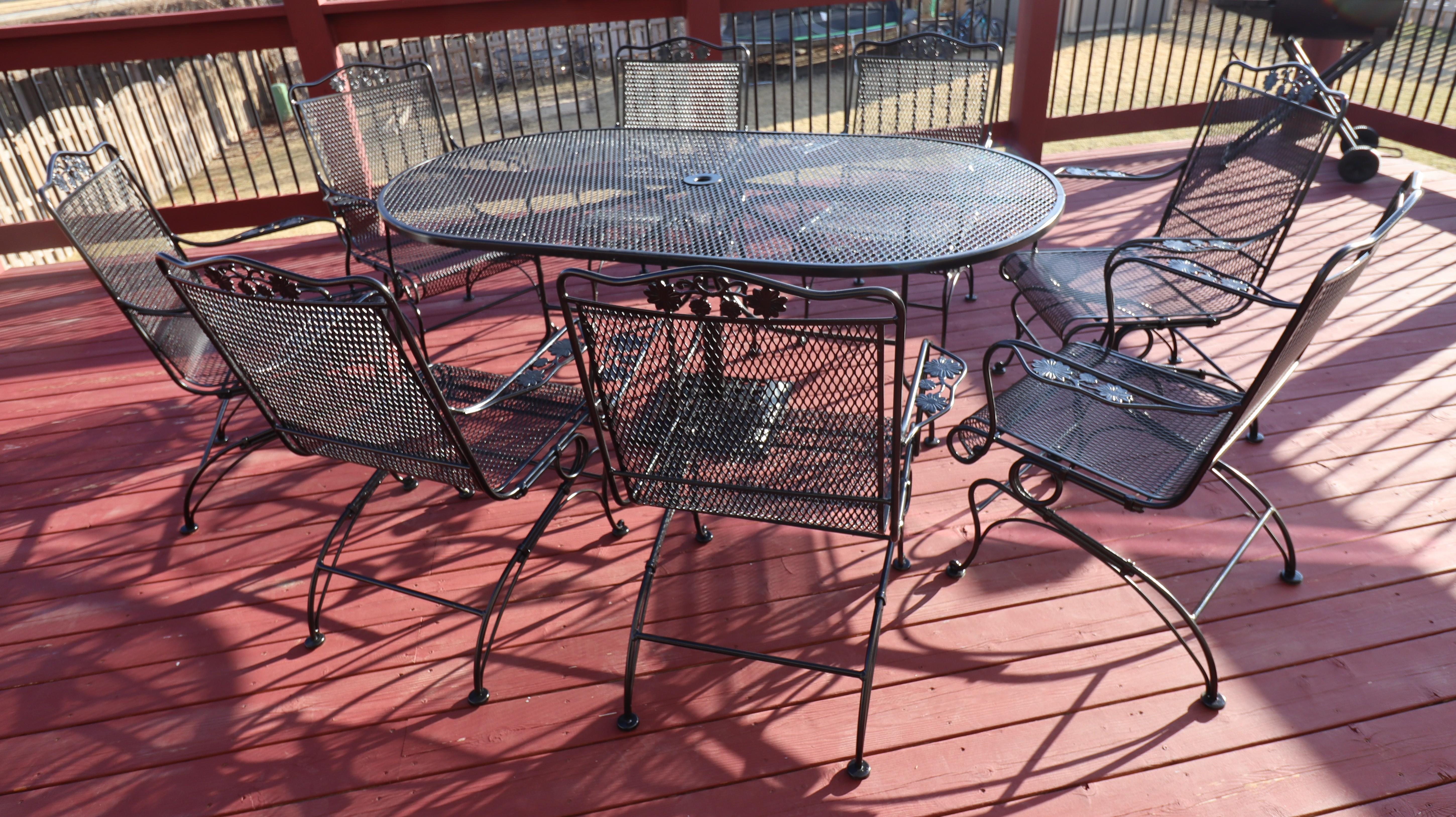 Russell Woodard Wrought Iron Eight Chair Family Patio Set with umbrella stand in vendita 3