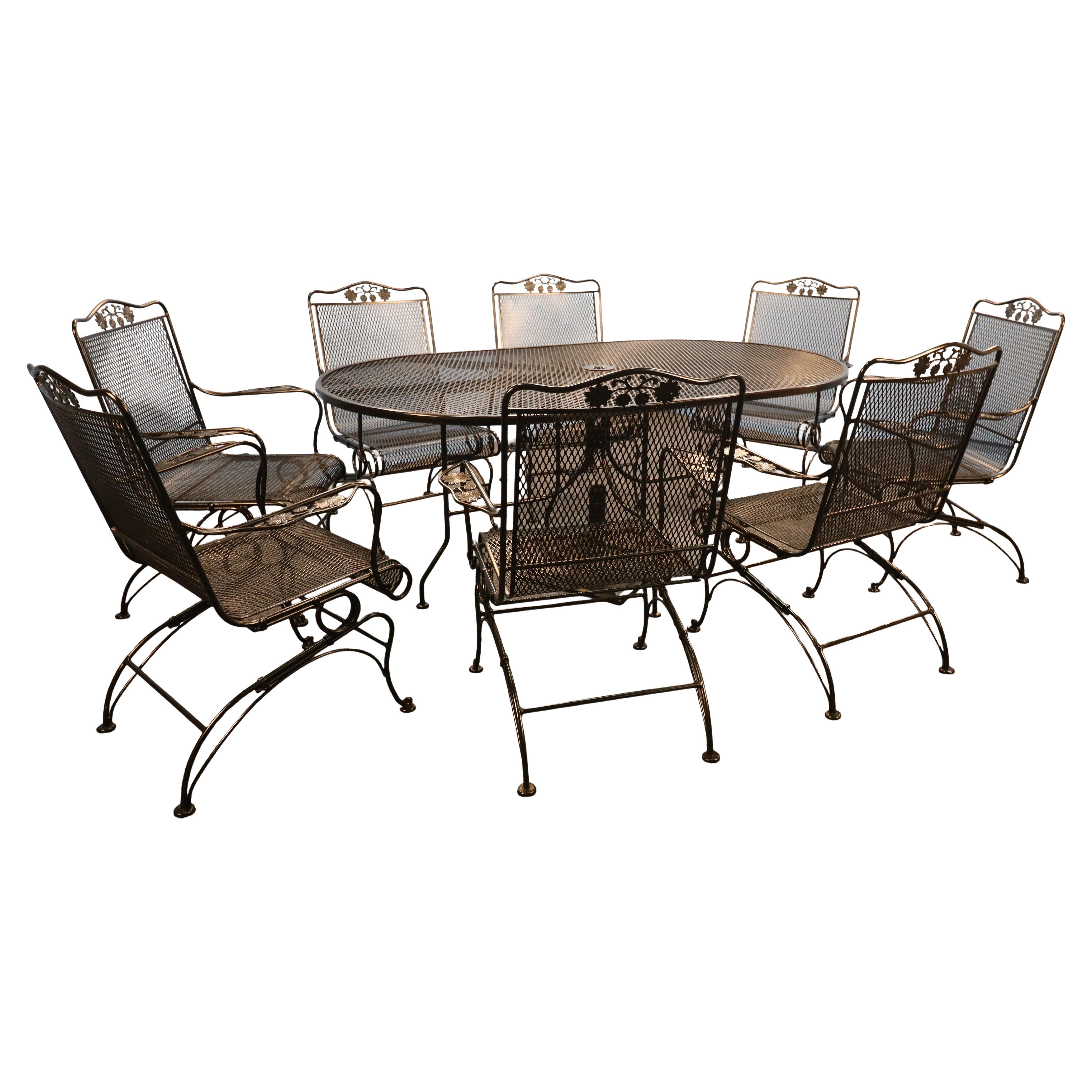 Ensemble de patio familial huit chaises en fer forgé Russell Woodard avec porte-parapluie