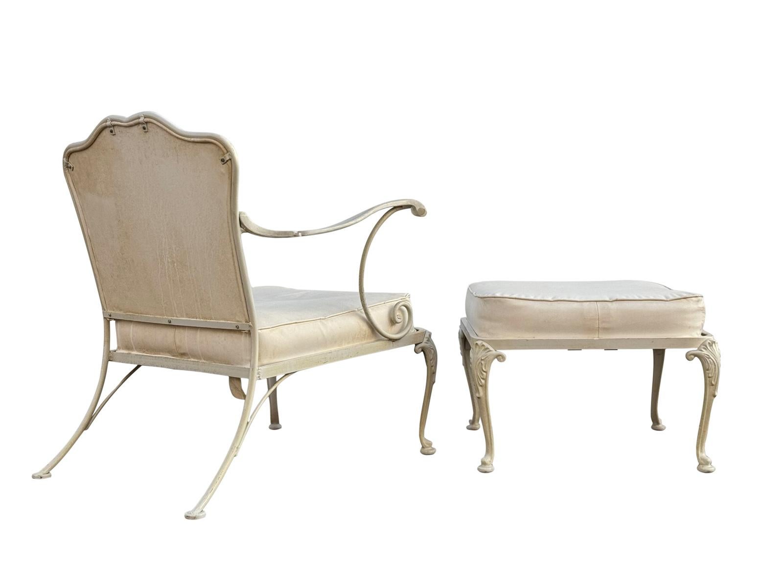 Schmiedeeisernes Sofa aus der Mitte des Jahrhunderts von Russell Woodard mit 3 Teilen, jeweils mit 2 Sitzkissen und gepolsterten Rückenlehnen. Ich habe auch passende Lounge-Sessel mit Ottomane und passenden Tisch in einem separaten Angebot zur