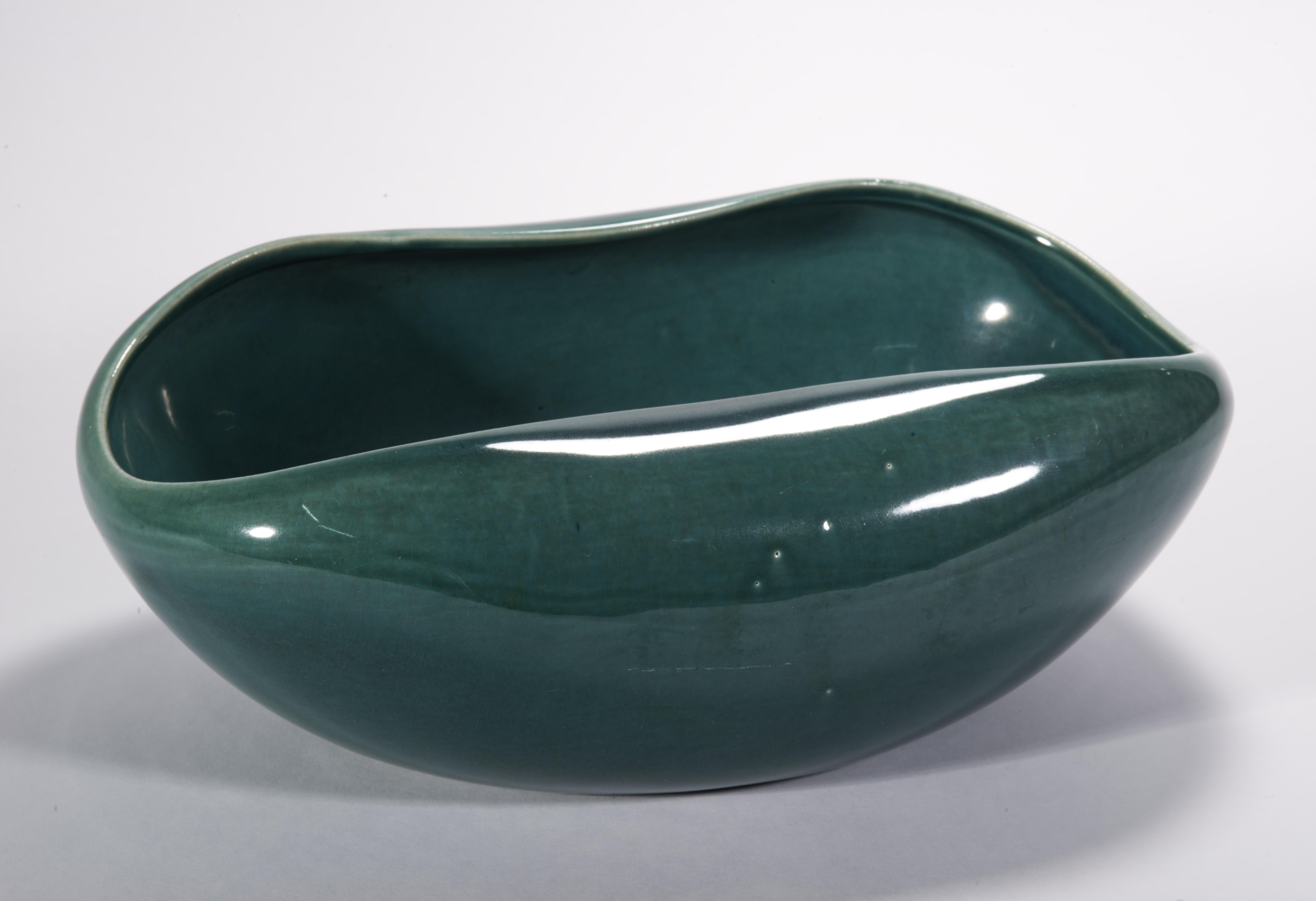 Die große Servier- oder Salatschüssel im Vintage-Stil hat eine modernistische ovale Form mit geschwungenen Seiten. Sie ist aus Steingut geformt und mit einer einfarbigen Glasur in der Farbe Seafoam Green verziert. Mit einer Länge von 11