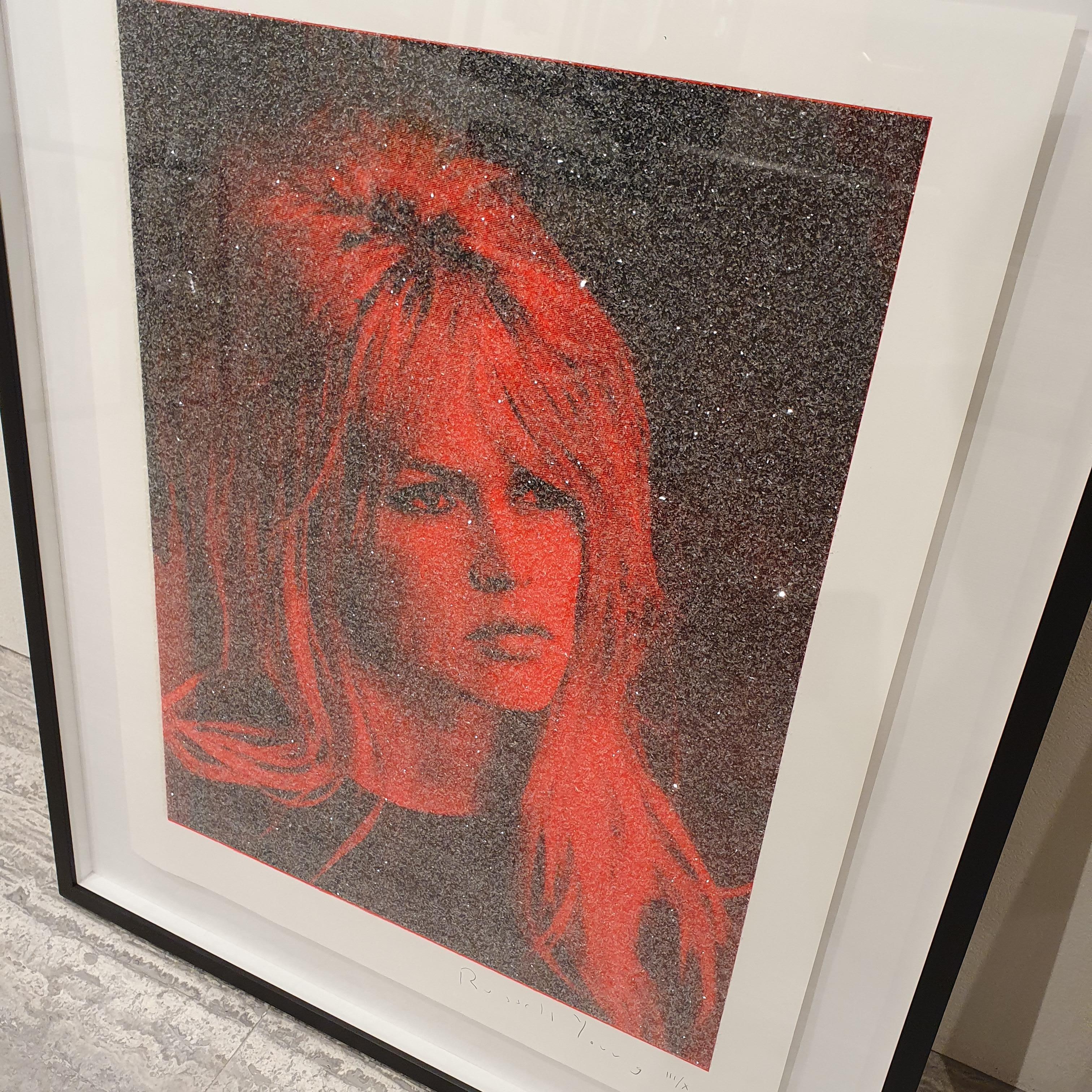 Bardot Femme Fatale 2017 , signiert und nummeriert auf der Vorderseite - limitierte Auflage n. III/X auf Papier 
Weißer Holzrahmen und Glas
Über den Künstler :
Russell Young ist ein amerikanisch-britischer Pop-Art-Künstler, der für seine