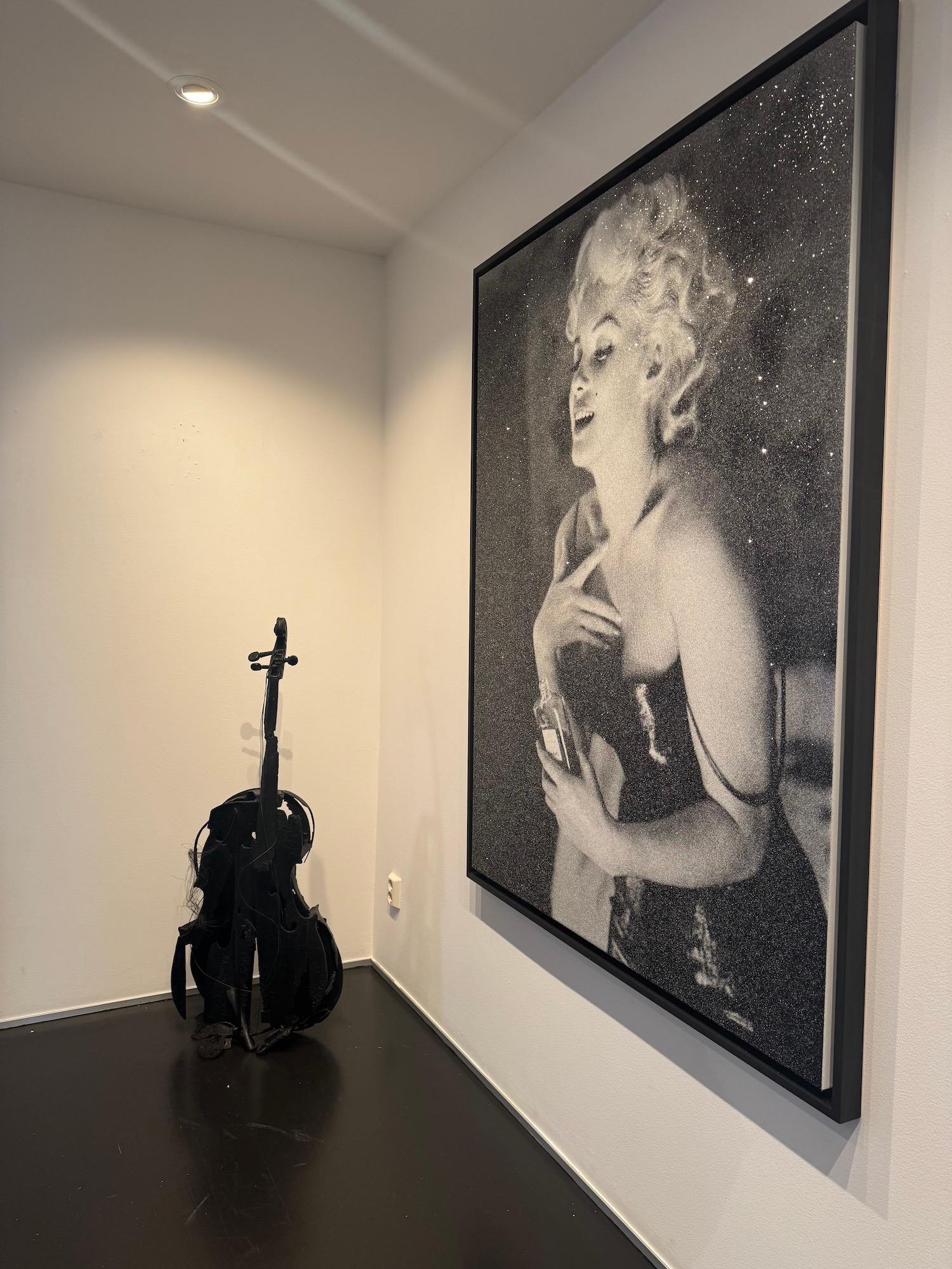 Marilyn Chanel Diamant. (Palm White) – Painting von Russell Young