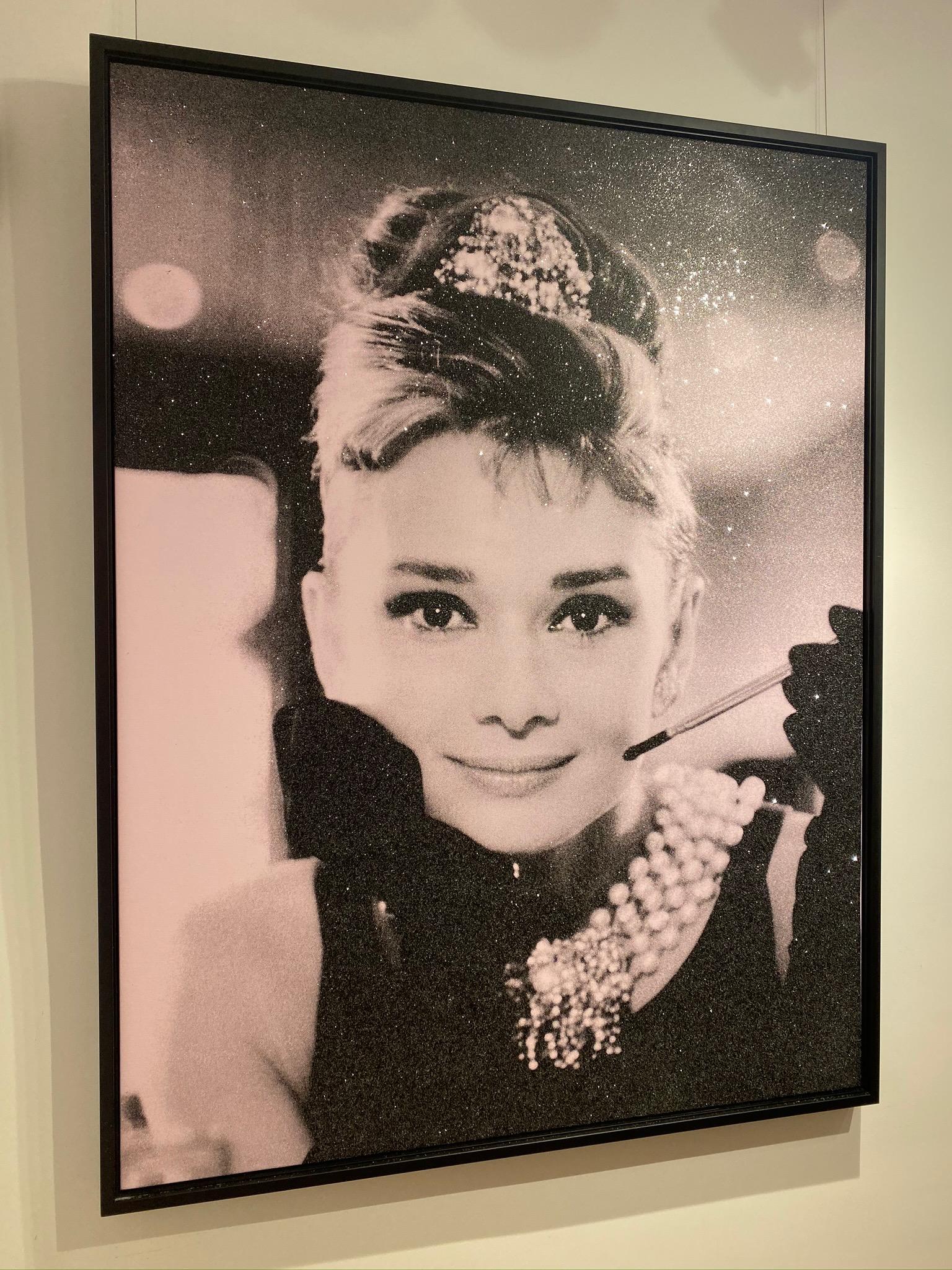 Audrey Hepburn, rose bonbon - Photograph de Russell Young