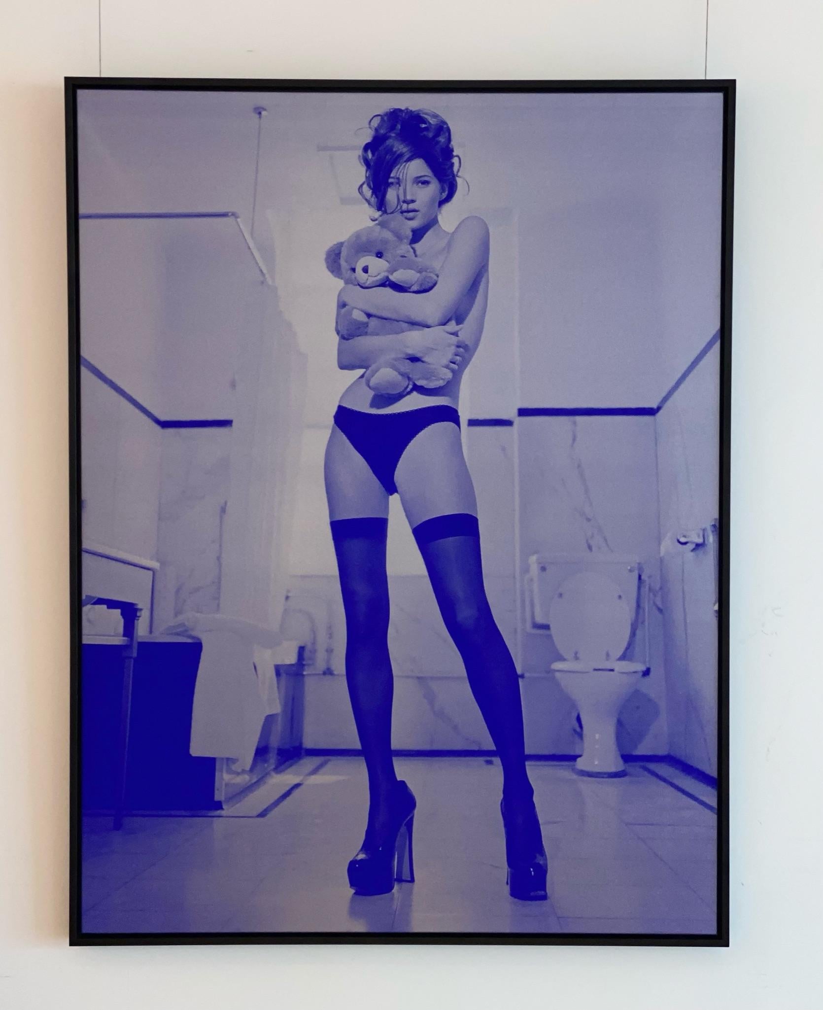 Kate Moss #2, Ultramarin und Silber (Zeitgenössisch), Photograph, von Russell Young