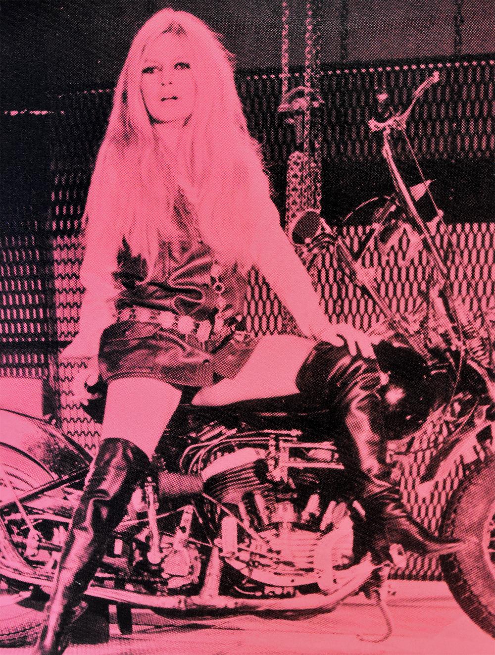 Bardot auf Motorrad (Rosa) (Schwarz), Figurative Print, von Russell Young