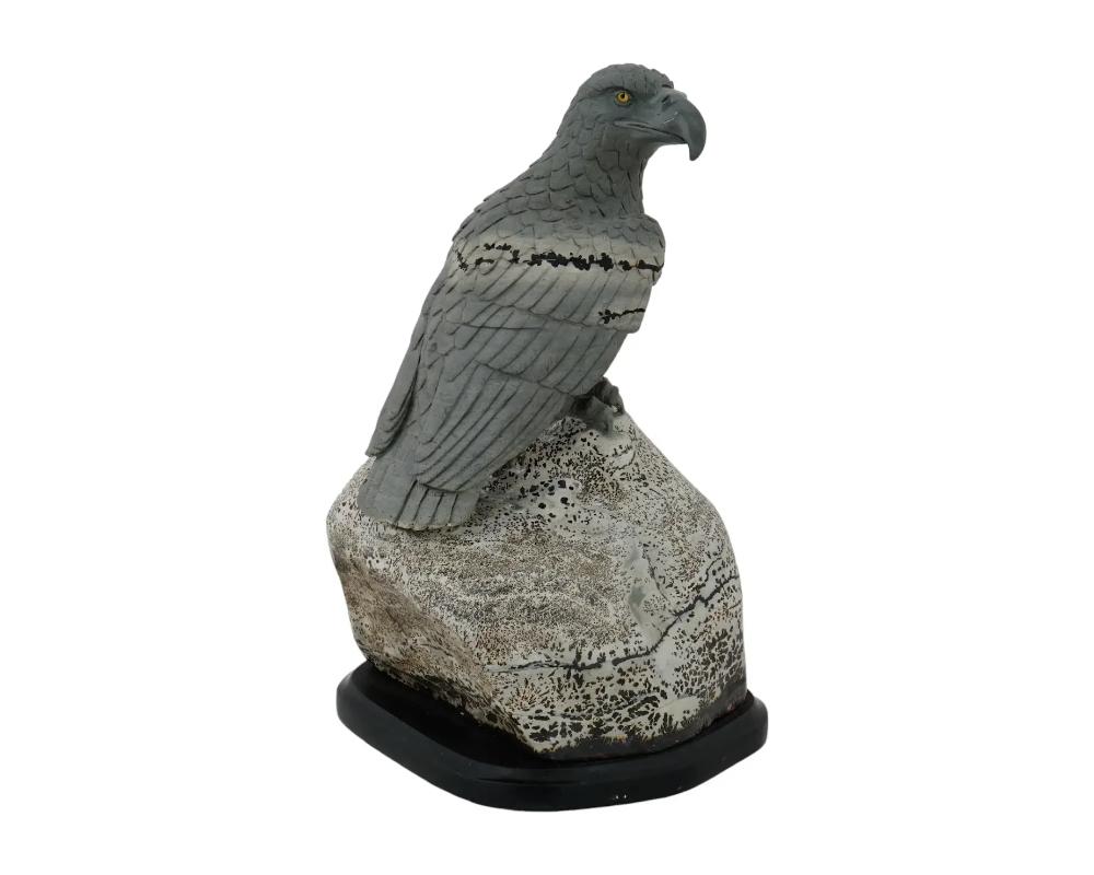 Sculpté à la main Sculpture d'aigle russe en pierre de jaspe sculptée à la main en vente