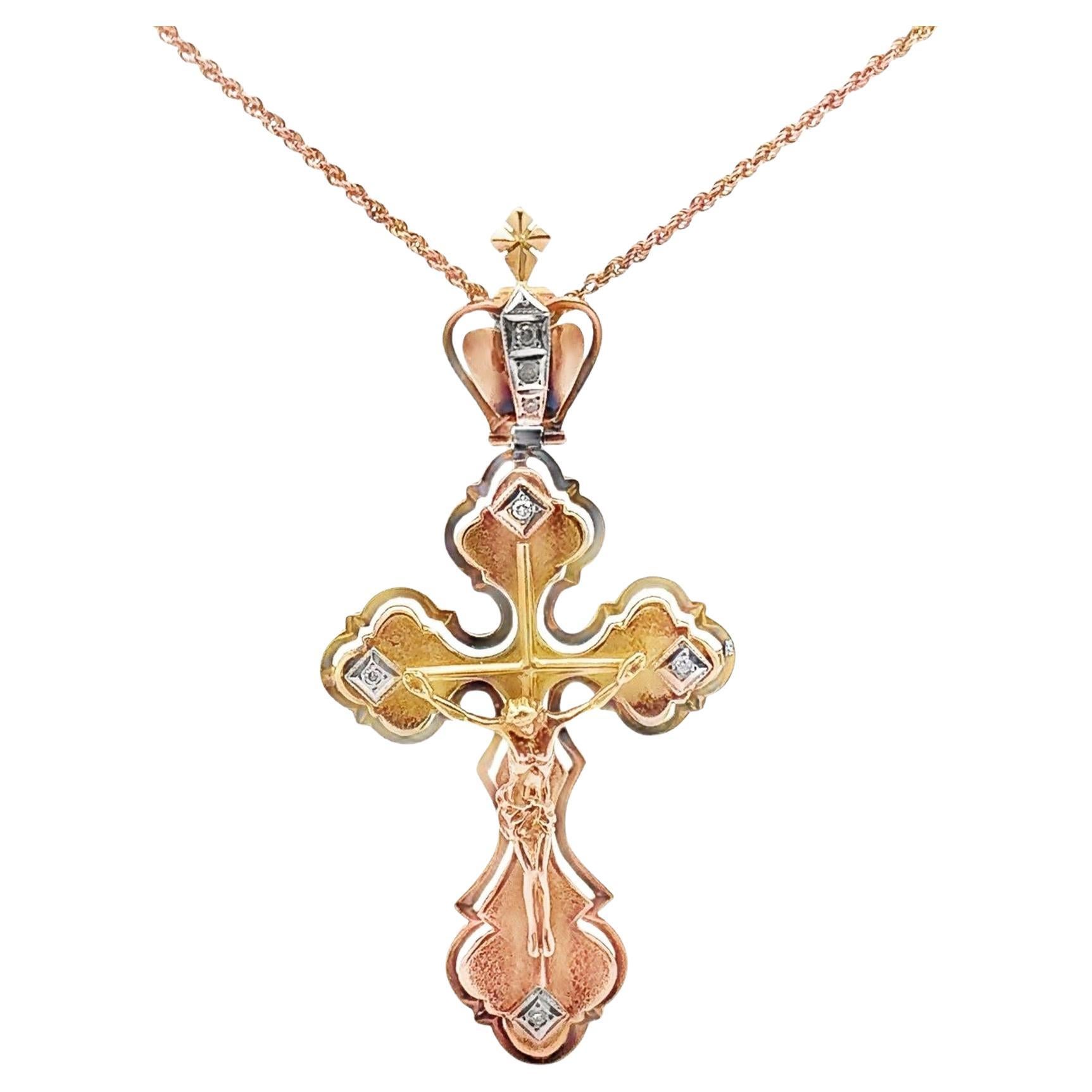 Collier à pendentif Jésus sur la croix en or jaune 14k russe avec diamants, circa 1950