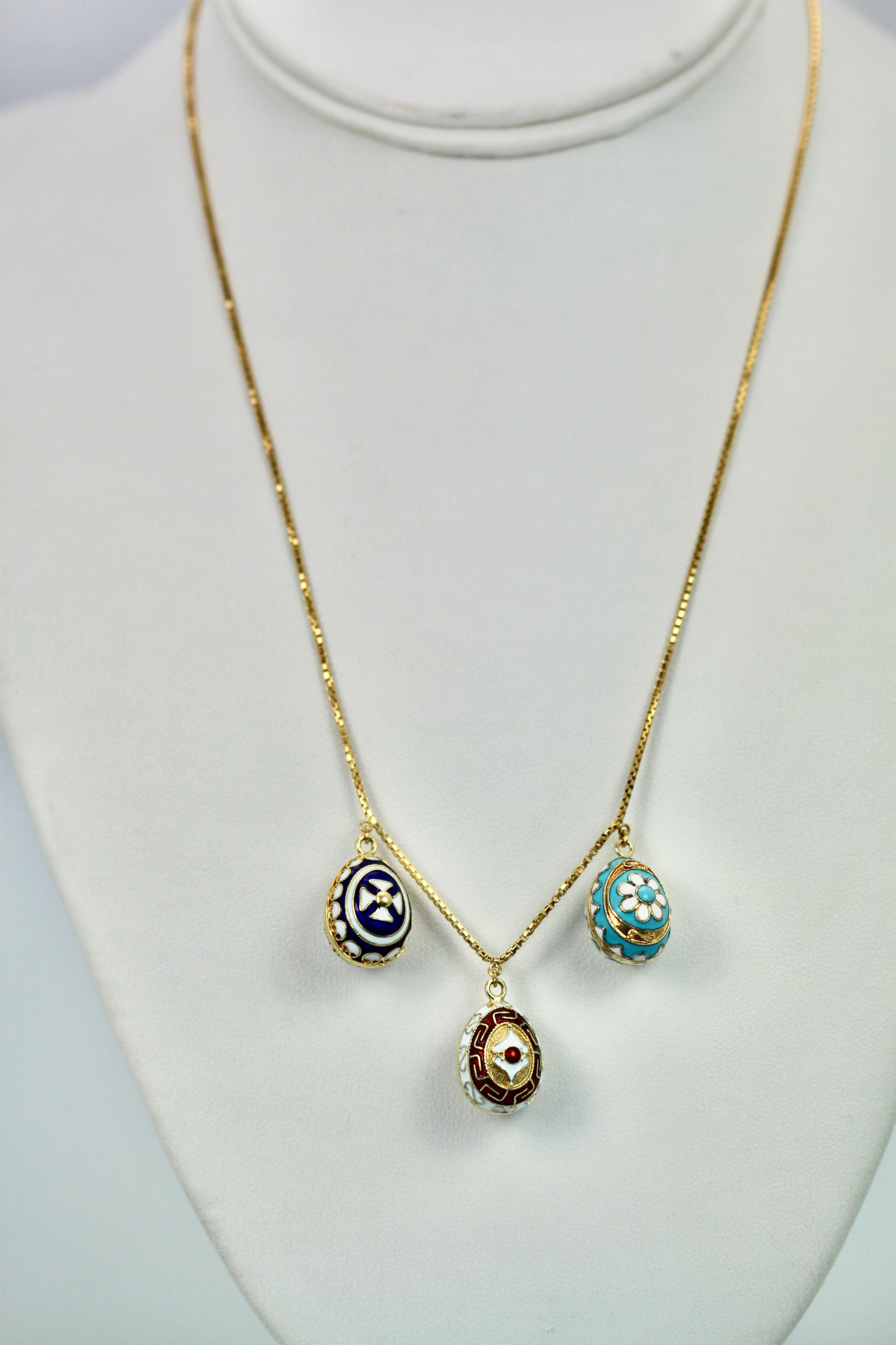 Queste uova sono in oro giallo 18 carati e smalto.  Queste uova provengono dalla Russia e le ho raccolte una ad una per farne una collana. Ogni uovo misura 15,25 mm, un uovo in smalto blu, un uovo in smalto rosso e un uovo in smalto turchese, il