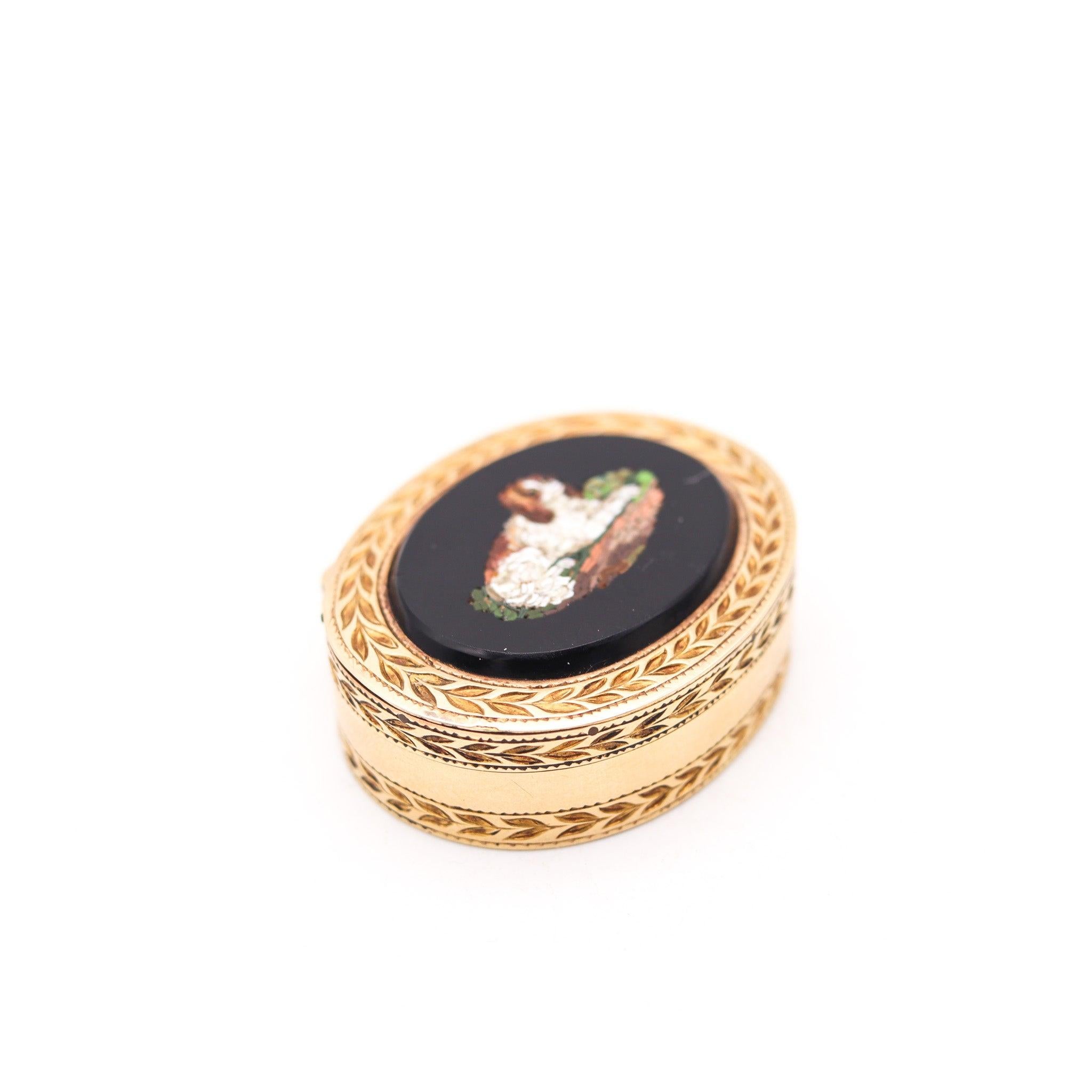 Boîte ancienne en or avec panneau en Pietra-Dura.

Il s'agit d'une magnifique boîte ovale ancienne créée en Russie en 1860. La boîte a été réalisée en or jaune massif de 14 carats (56 zolotnik) et est équipée d'une charnière à cinq barillets et