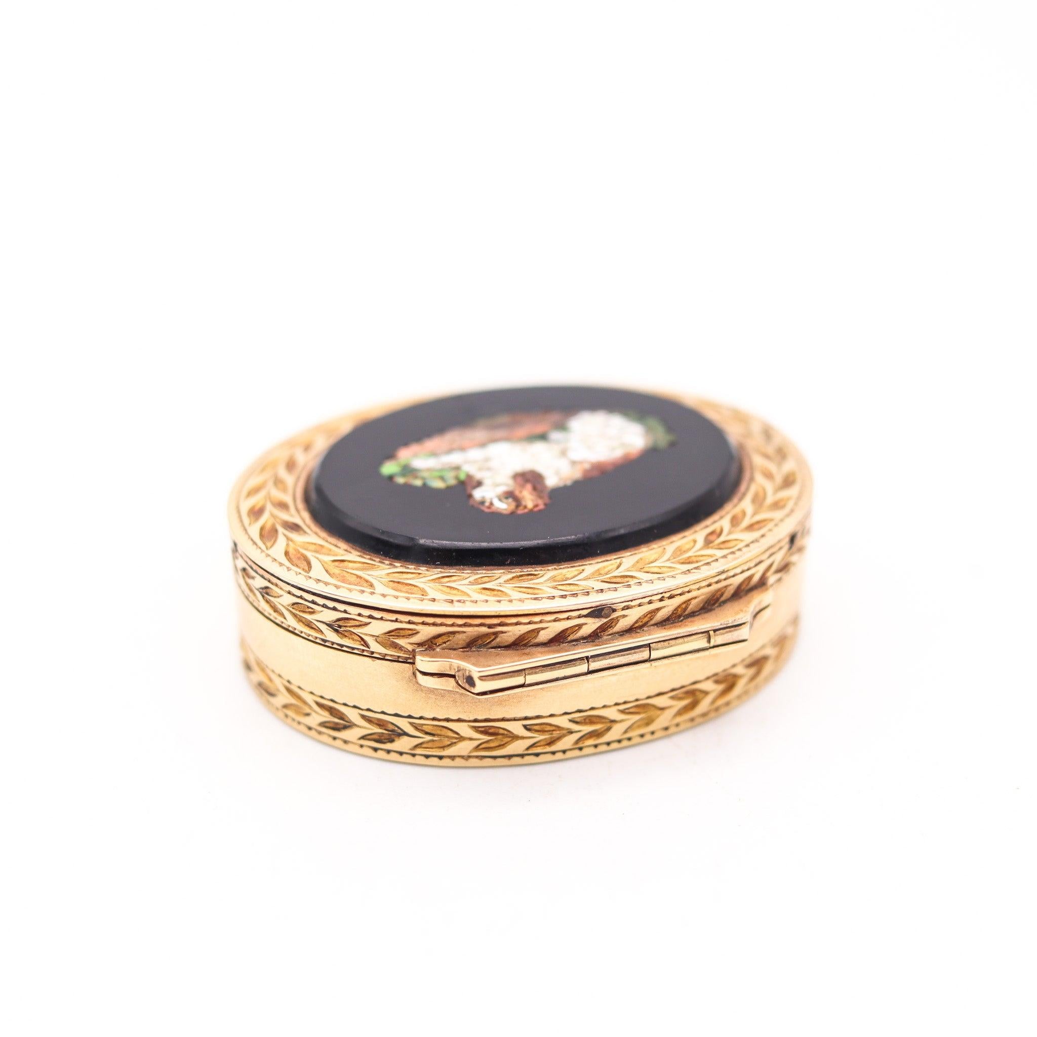 Russe Boîte à pilules ovale russe ancienne en or massif 14 carats avec chien Pietra Dura de 1860 en vente