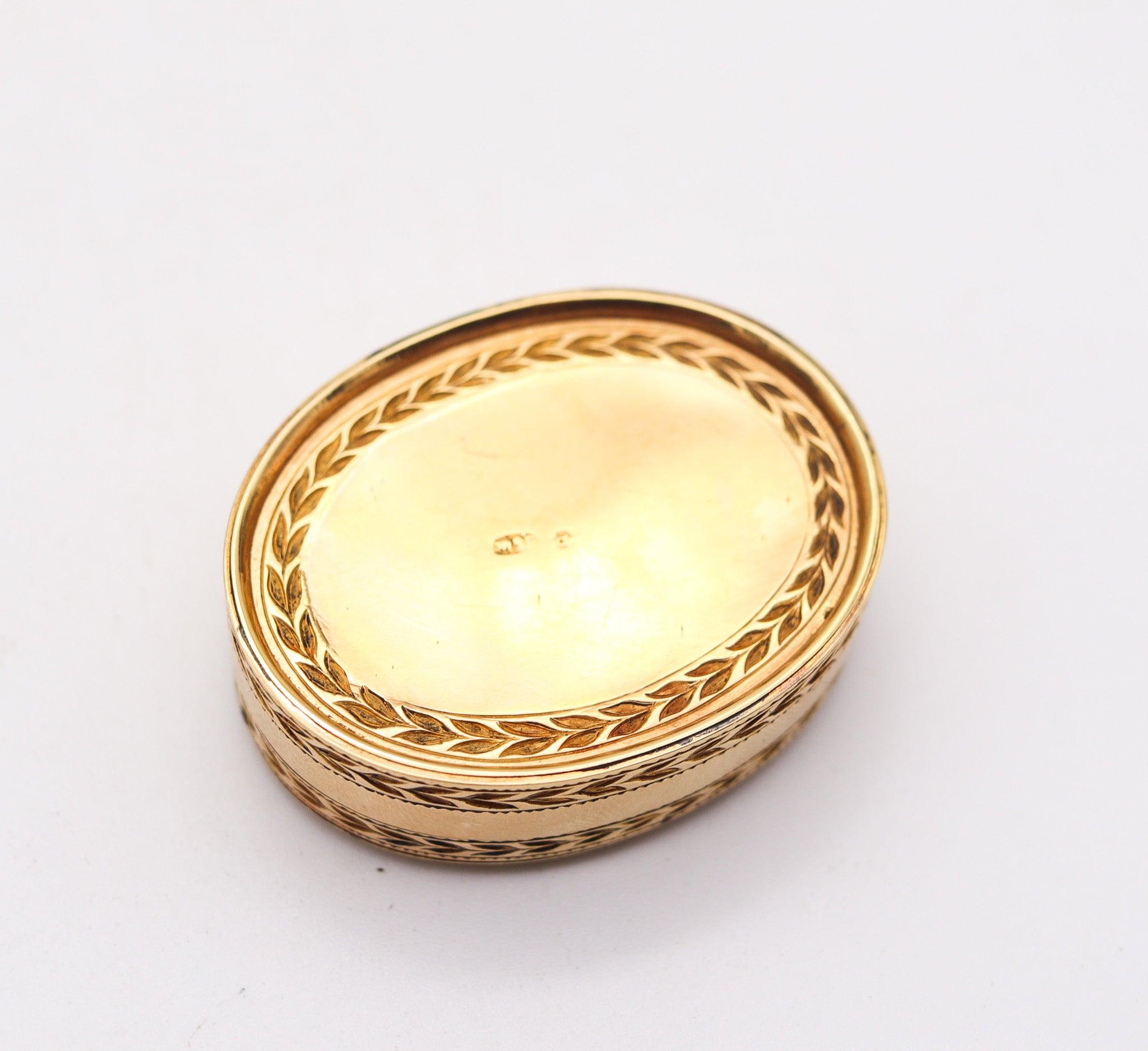 Fait main Boîte à pilules ovale russe ancienne en or massif 14 carats avec chien Pietra Dura de 1860 en vente