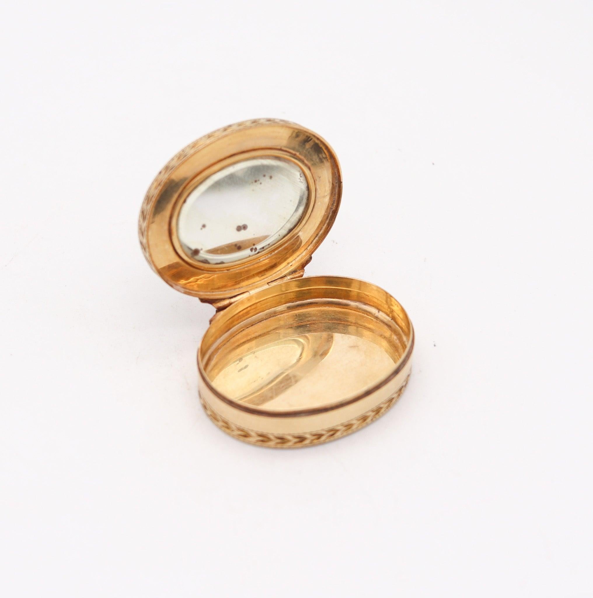 Milieu du XIXe siècle Boîte à pilules ovale russe ancienne en or massif 14 carats avec chien Pietra Dura de 1860 en vente