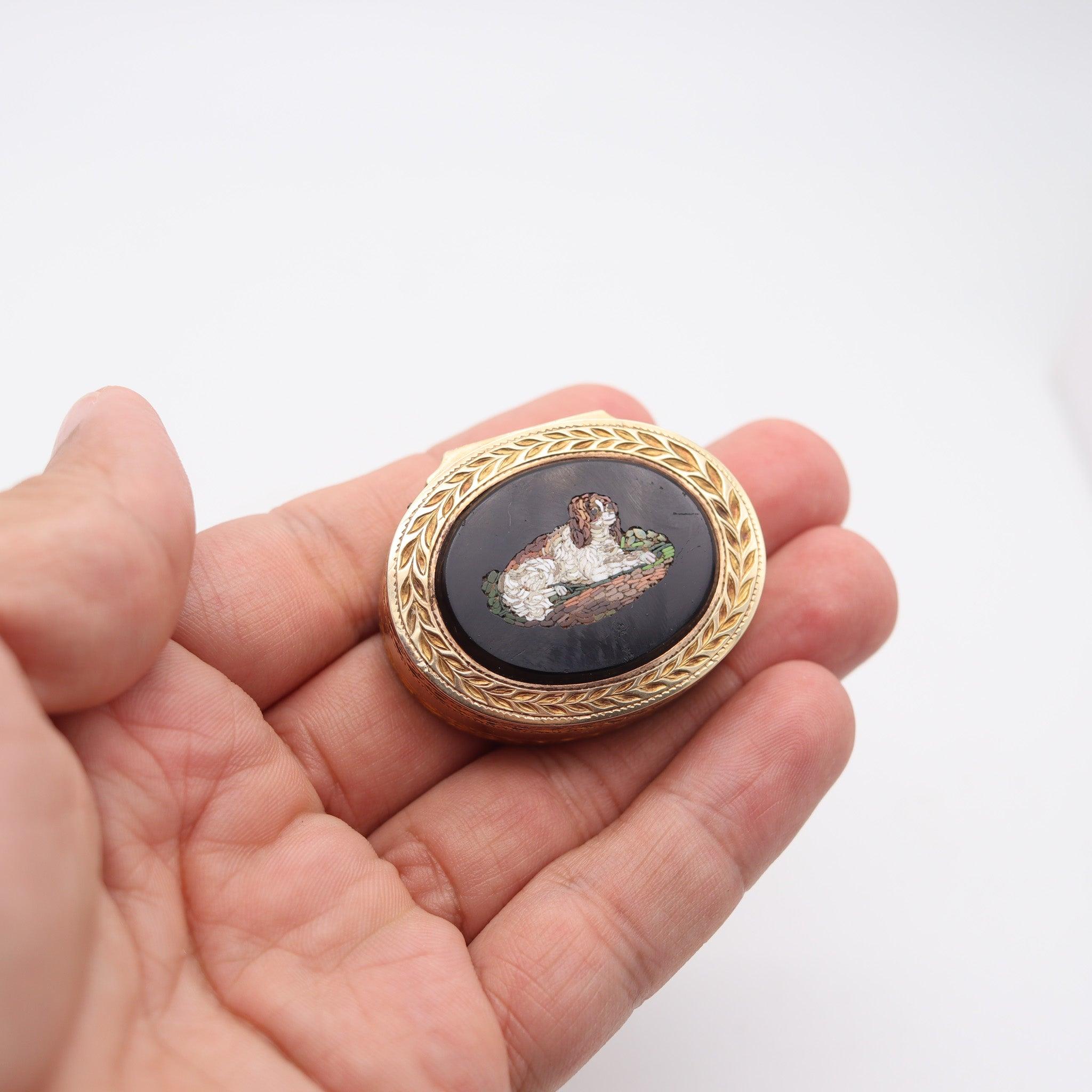 Or Boîte à pilules ovale russe ancienne en or massif 14 carats avec chien Pietra Dura de 1860 en vente