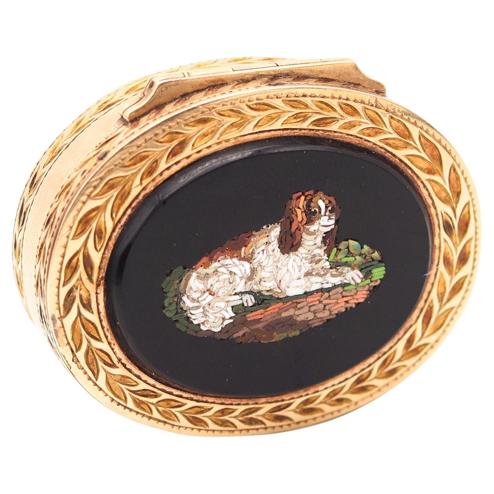 Boîte à pilules ovale russe ancienne en or massif 14 carats avec chien Pietra Dura de 1860