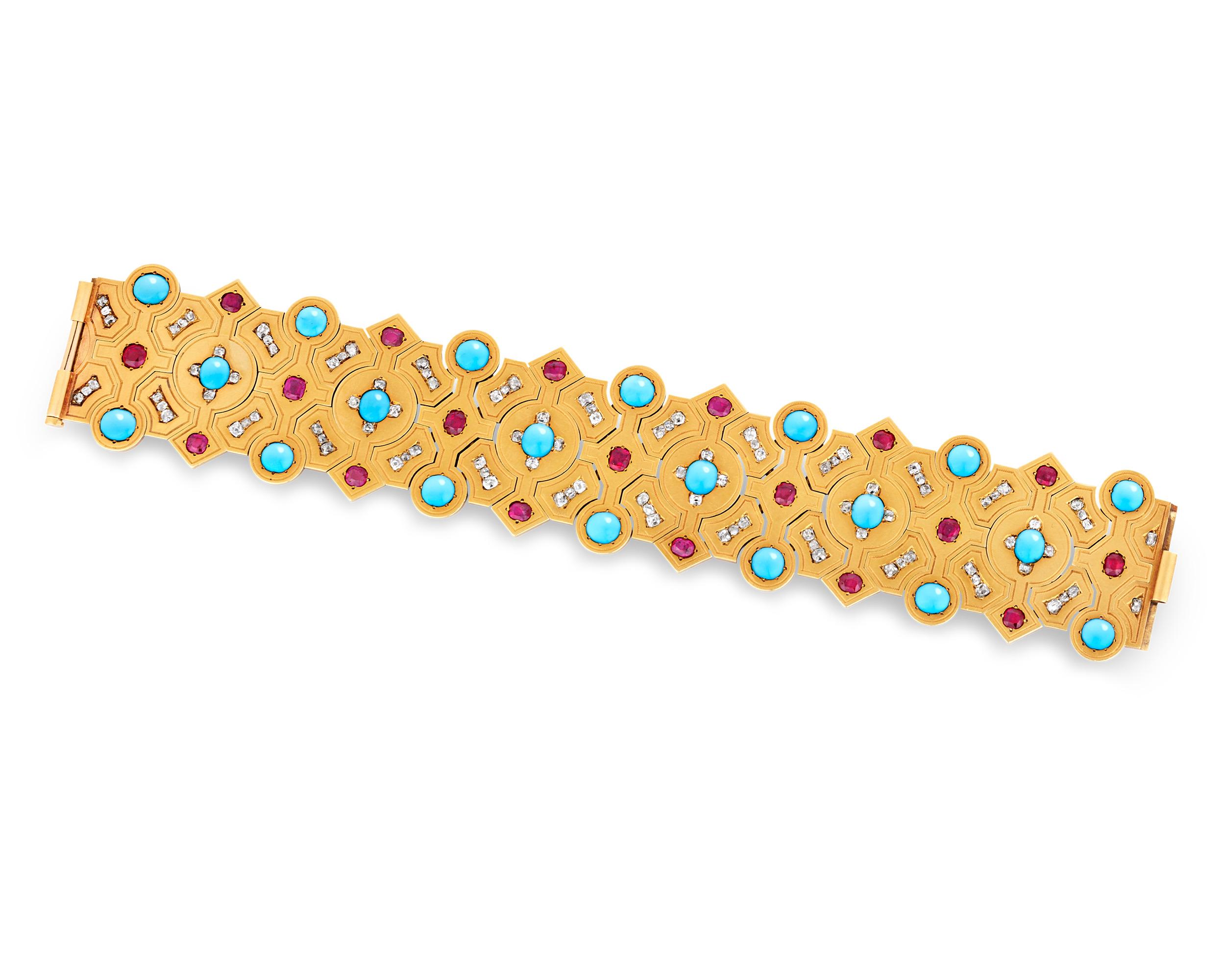 Cet exceptionnel bracelet en or 18 carats représente l'apogée de l'artisanat russe du XIXe siècle. Avec des incrustations de diamants, de rubis et de turquoises, le bracelet est un étonnant jeu de couleurs riches et de motifs géométriques audacieux.