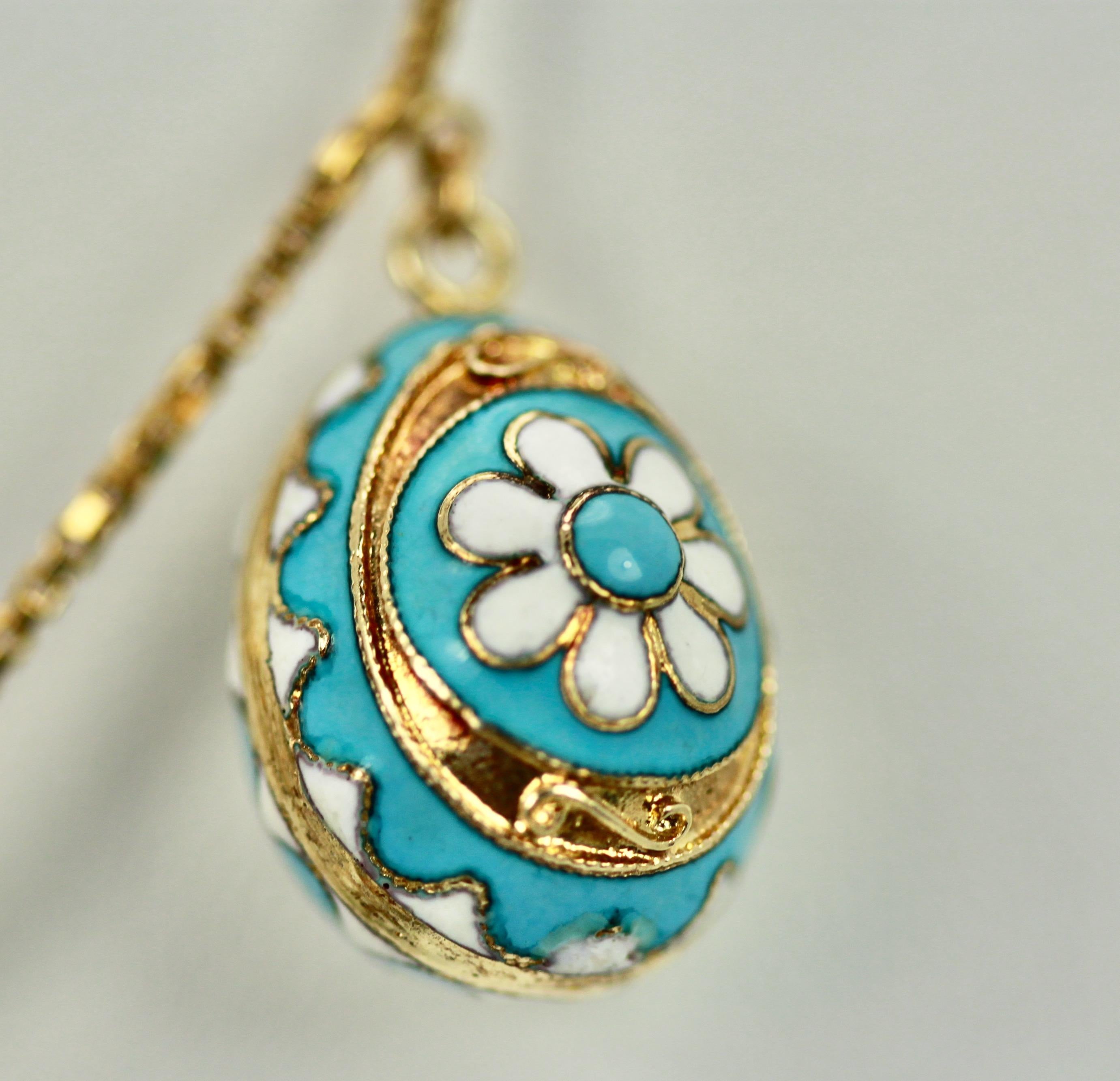 Russian 18 Karat Yellow Gold Enamel Egg Necklace In Good Condition For Sale In North Hollywood, CA