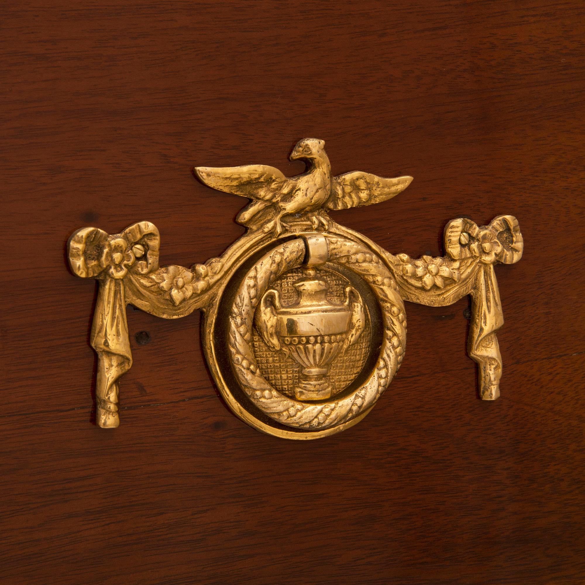 Cabinet deux-corps in stile impero russo del XIX secolo in mogano e ormolu in vendita 4