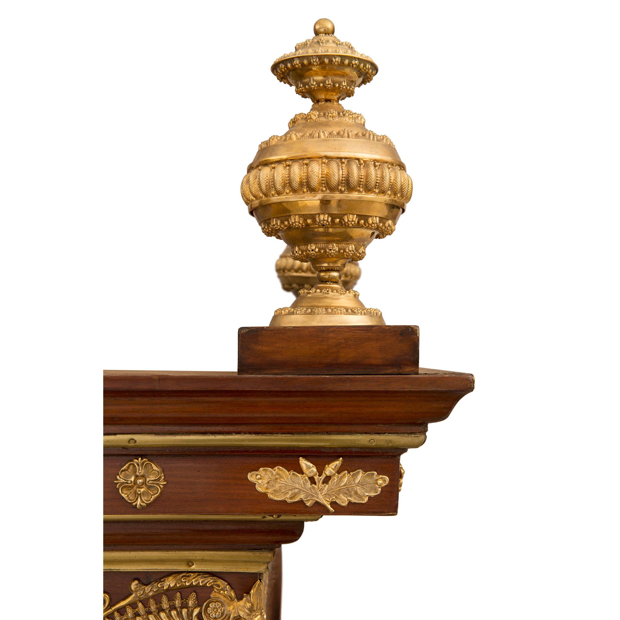 Cabinet deux-corps in stile impero russo del XIX secolo in mogano e ormolu in vendita 1