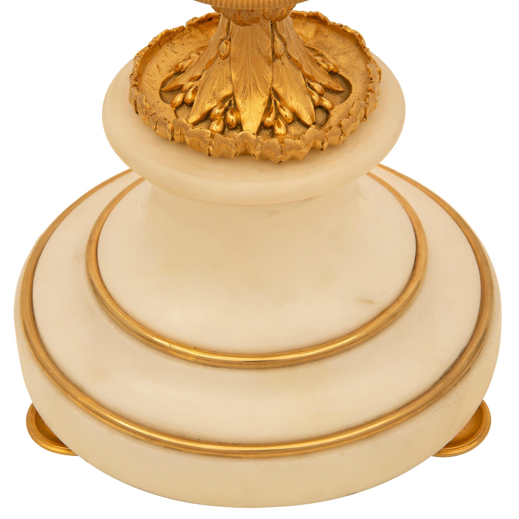 Lampes russes néoclassiques du XIXe siècle en marbre, cristal et bronze doré en vente 2