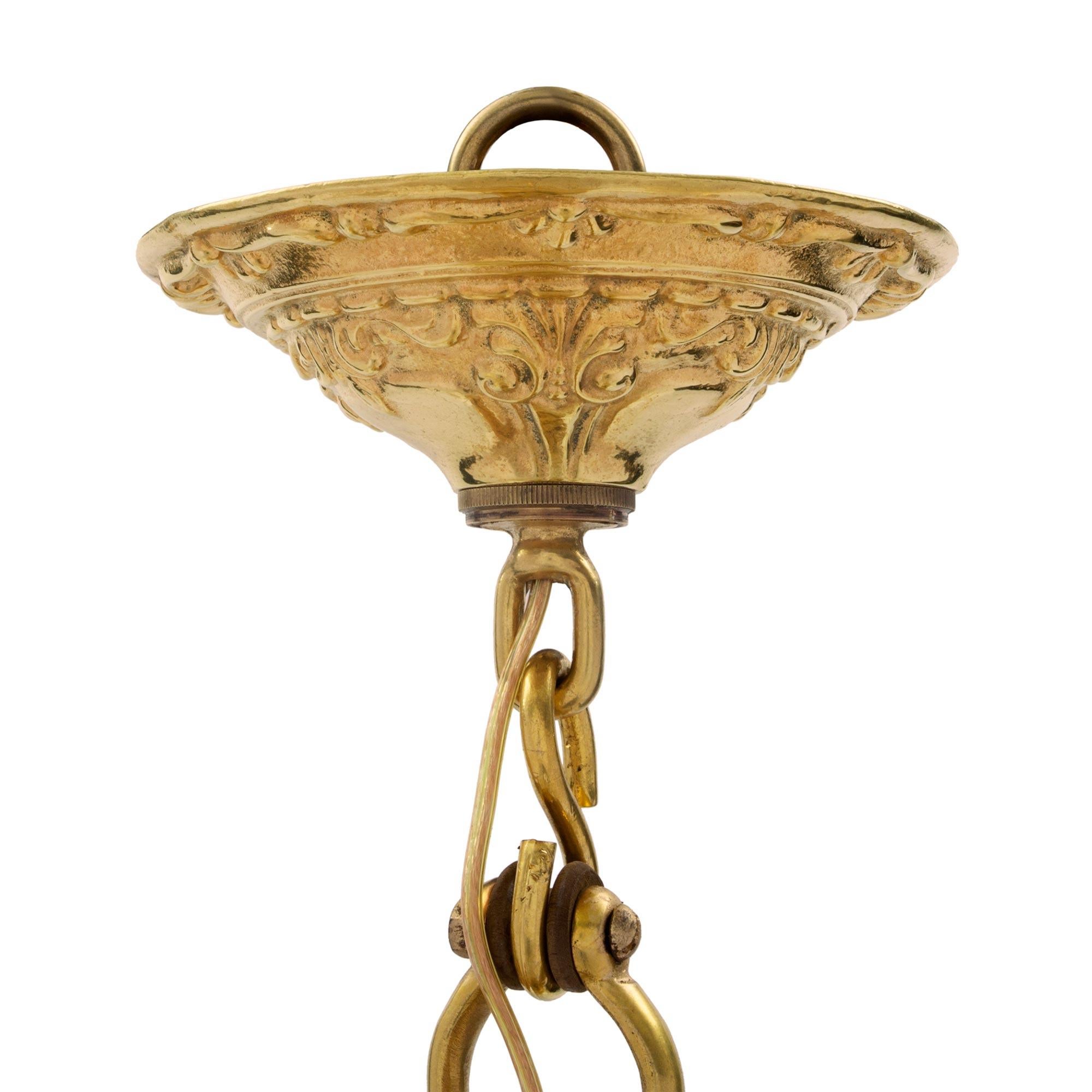 Russischer neoklassizistischer Kronleuchter aus Goldbronze und Kristall mit sechs Lichtern aus dem 19. Jahrhundert (Neoklassisch) im Angebot