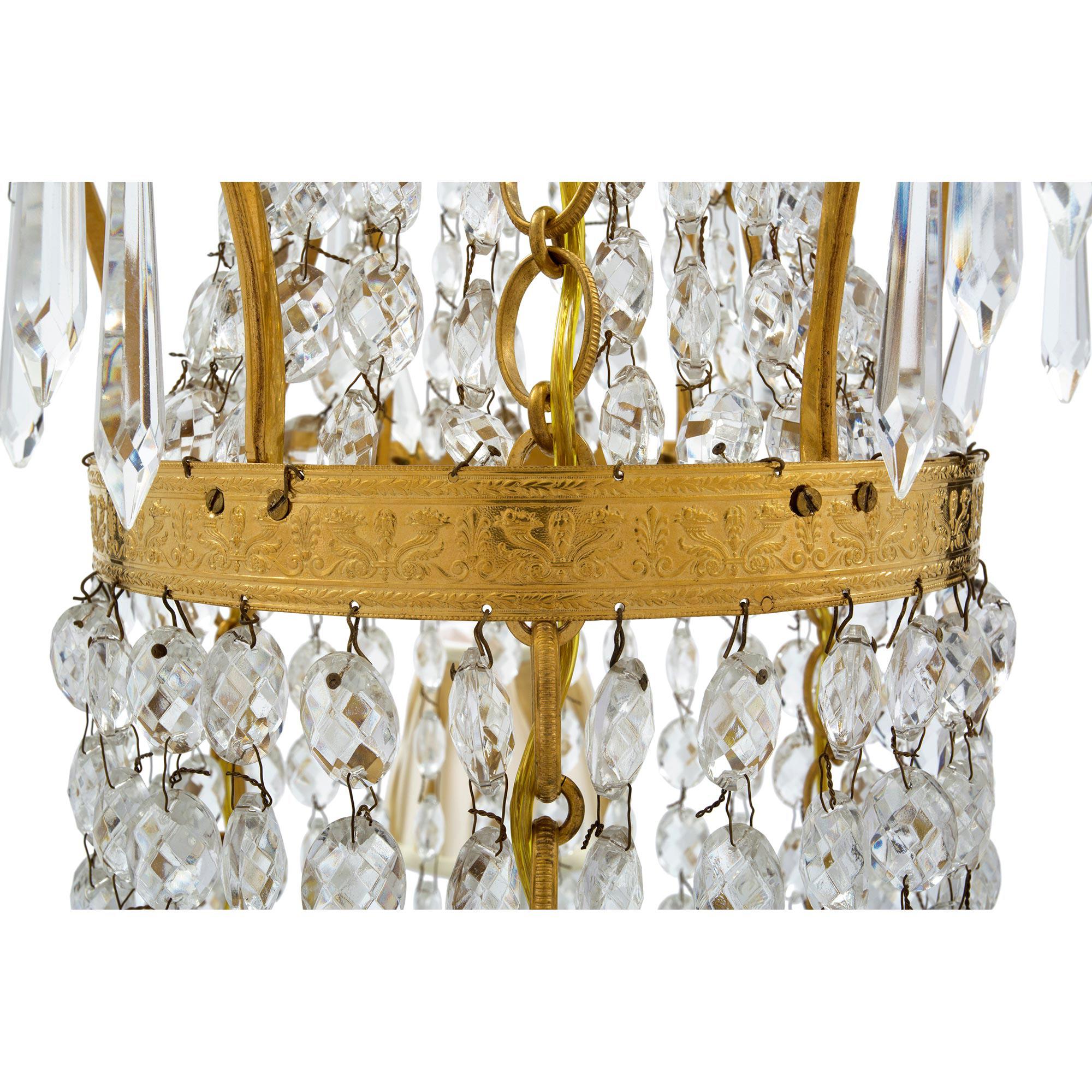 Russischer neoklassizistischer Kronleuchter aus Goldbronze und Kristall mit sechs Lichtern aus dem 19. Jahrhundert im Angebot 2