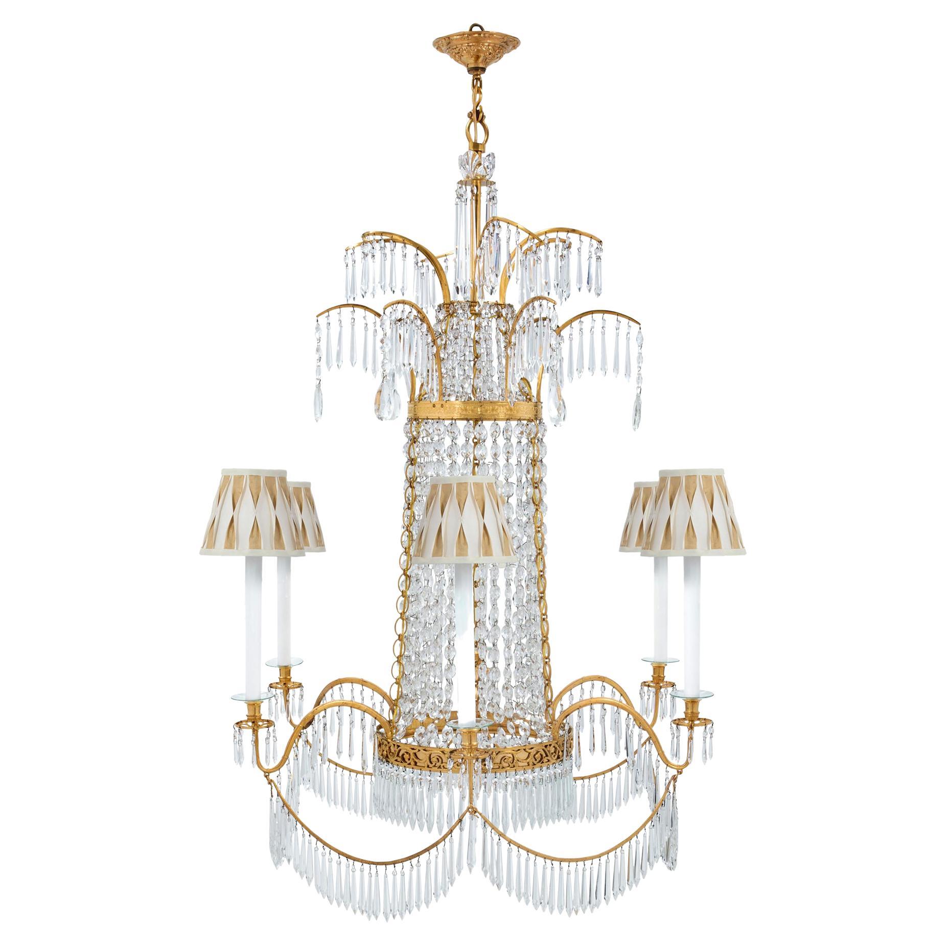 Russischer neoklassizistischer Kronleuchter aus Goldbronze und Kristall mit sechs Lichtern aus dem 19. Jahrhundert im Angebot
