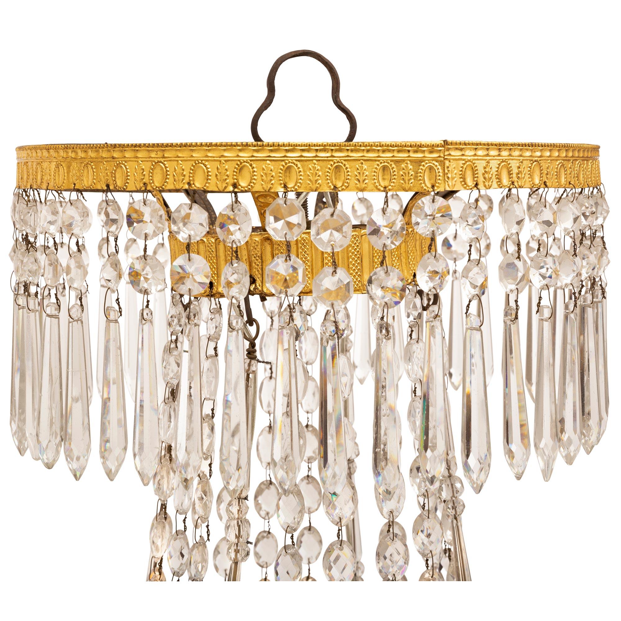 Neoclassico Lampadario neoclassico russo del XIX secolo a nove luci in cristallo e dorato di St. in vendita
