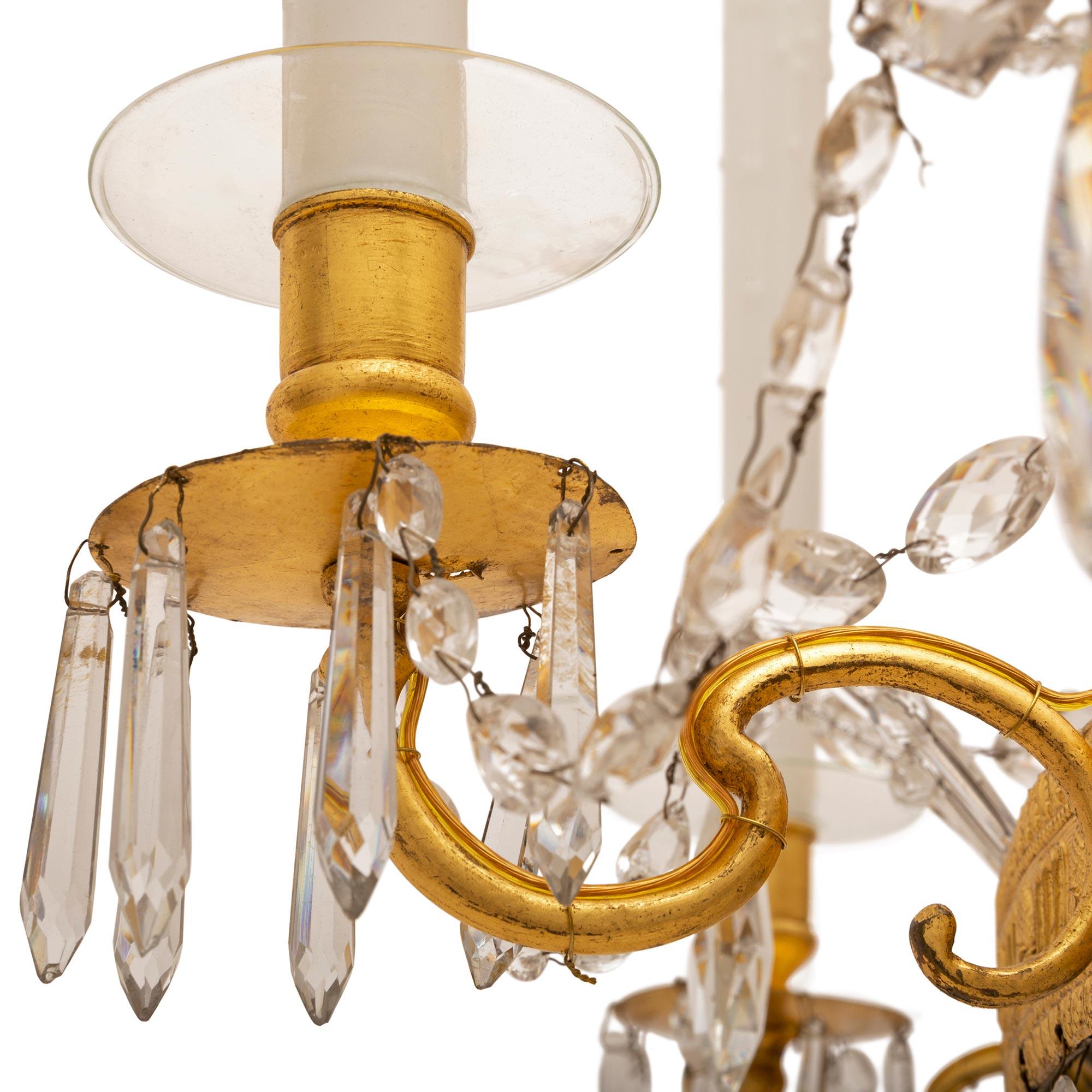 Lampadario neoclassico russo del XIX secolo a nove luci in cristallo e dorato di St. In condizioni buone in vendita a West Palm Beach, FL