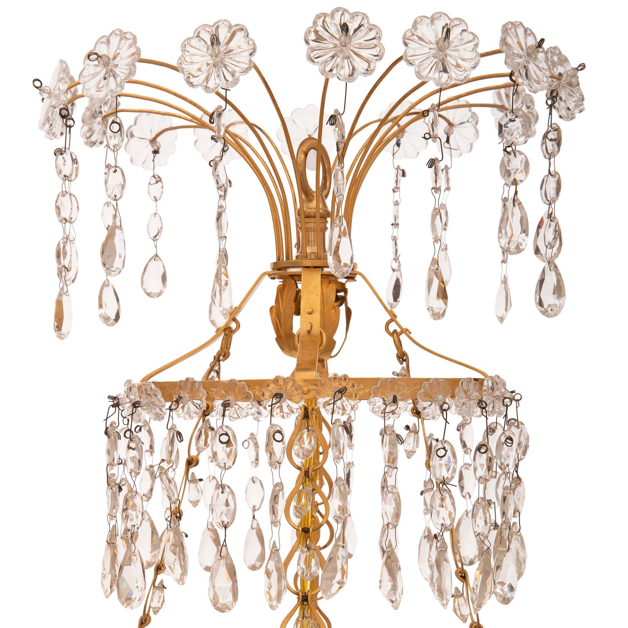 Exceptionnel et très décoratif lustre russe néo-classique du 19ème siècle en bronze doré, cristal et verre vert. Le lustre à six bras est centré par un épi de faîtage en forme de gland richement ciselé et un superbe fut central vert émeraude soufflé