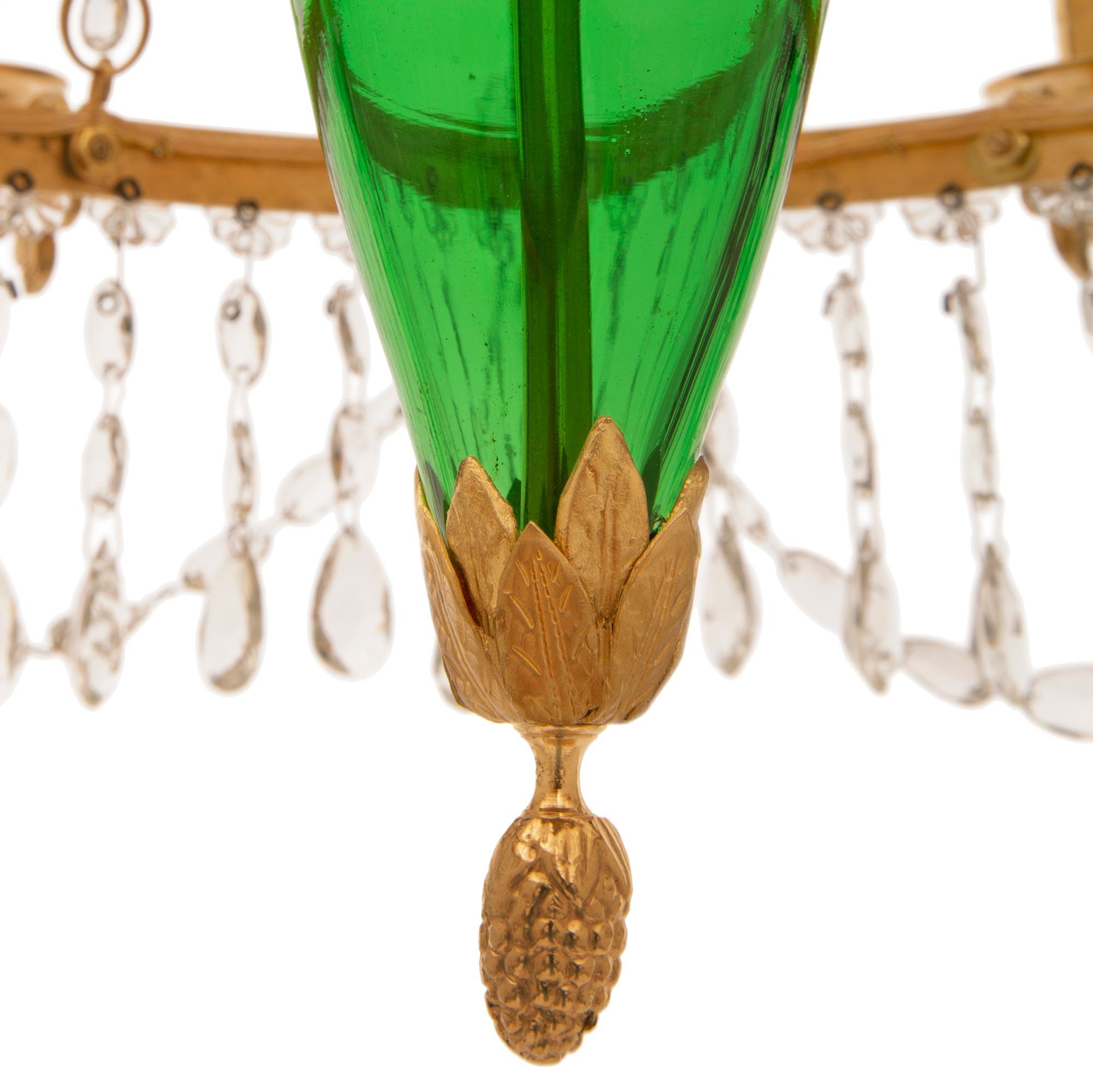 Cristal Lustre russe néoclassique du 19e siècle en ormolu, cristal et verre vert en vente