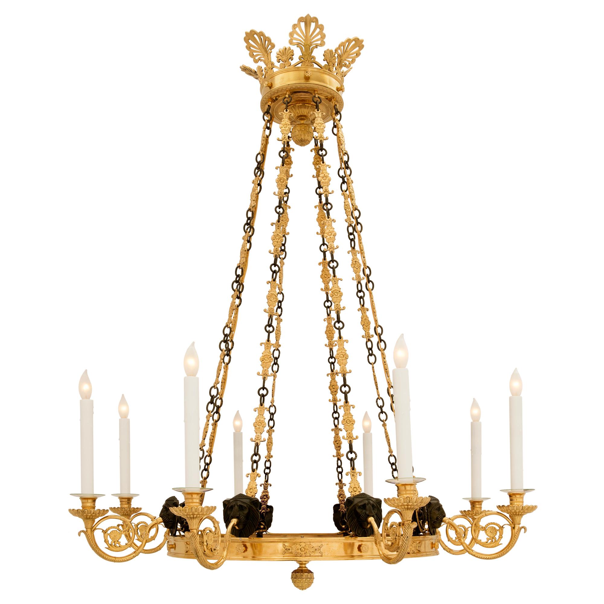 Stupendo lampadario a otto bracci in bronzo patinato, ormolu e vetro blu cobalto, estremamente decorativo, in stile neoclassico russo dell'inizio del XIX secolo. Il lampadario presenta un imponente terminale inferiore in ormolu a forma di foglia,