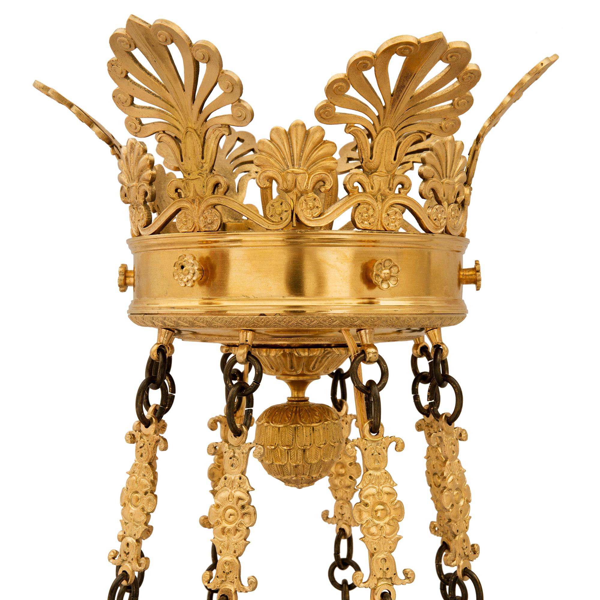 Neoclassico Lampadario russo del XIX secolo in stile neoclassico in bronzo, ormolu e vetro in vendita