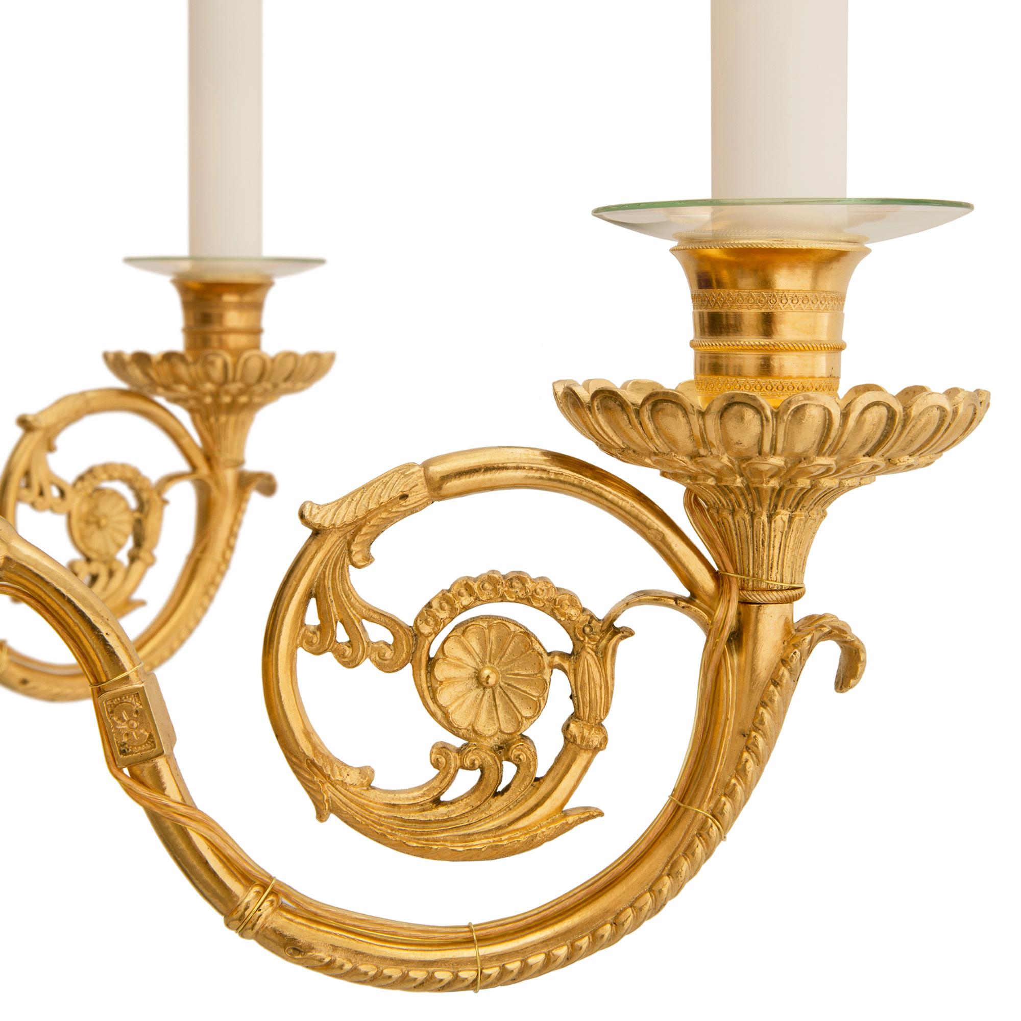 Patinato Lampadario russo del XIX secolo in stile neoclassico in bronzo, ormolu e vetro in vendita