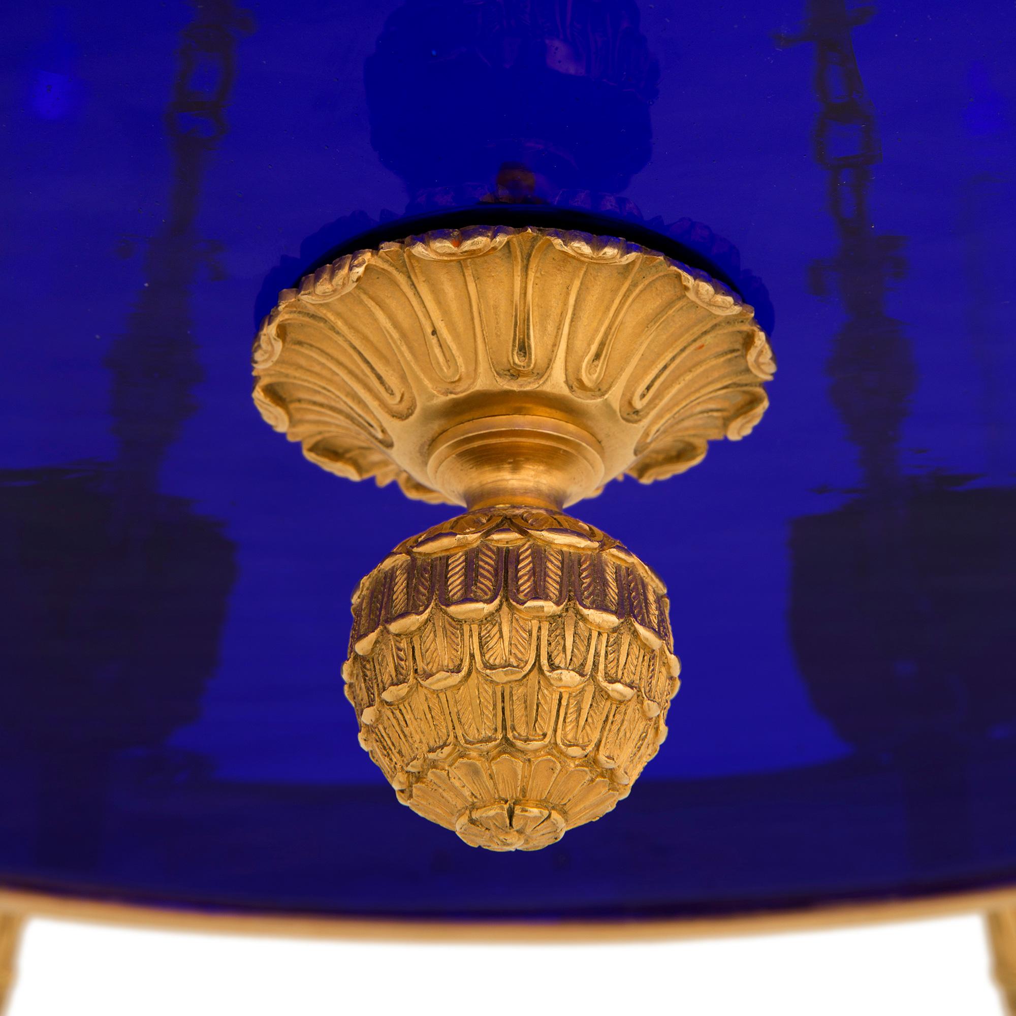 Lampadario russo del XIX secolo in stile neoclassico in bronzo, ormolu e vetro in vendita 1