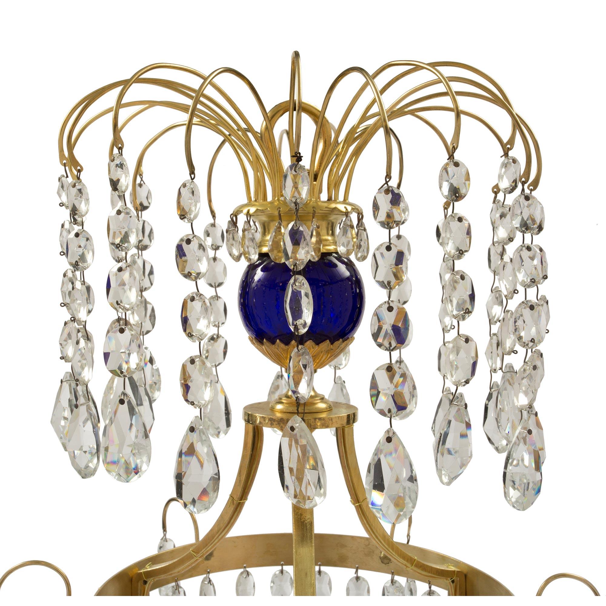 Neoclassico Lampadario russo del XIX secolo in stile neoclassico in vetro, cristallo e ormolu in vendita